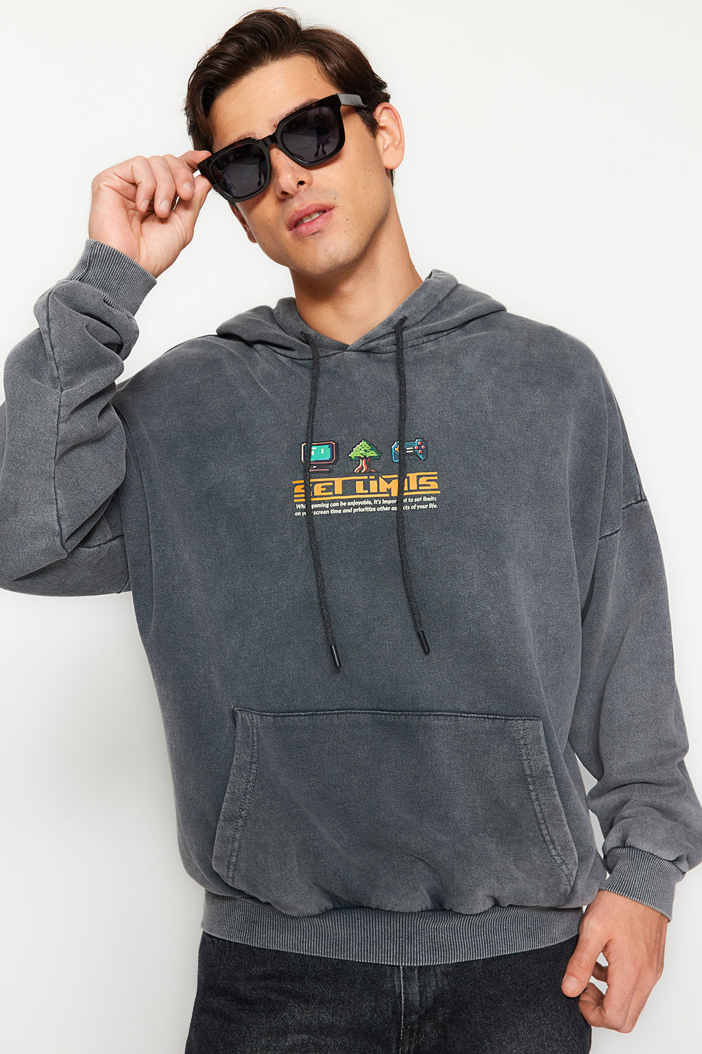 TRENDYOL MAN Antrasit %100 Pamuk Oversize/Genis Kesim Eskitme/Soluk Efektli Oyun Bask?l?Sweatshirt TMNAW24SW00140 - Trendyolmilla фото 7