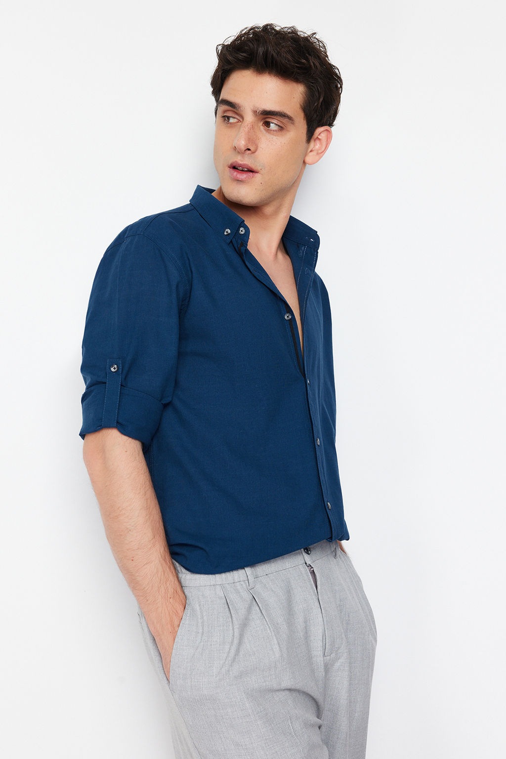 Indigo Dugmeli Yaka Apoletli Slim Fit Uzun Kollu %100 Pamuklu Keten Gorunumlu Gomlek TMNSS20GO0189