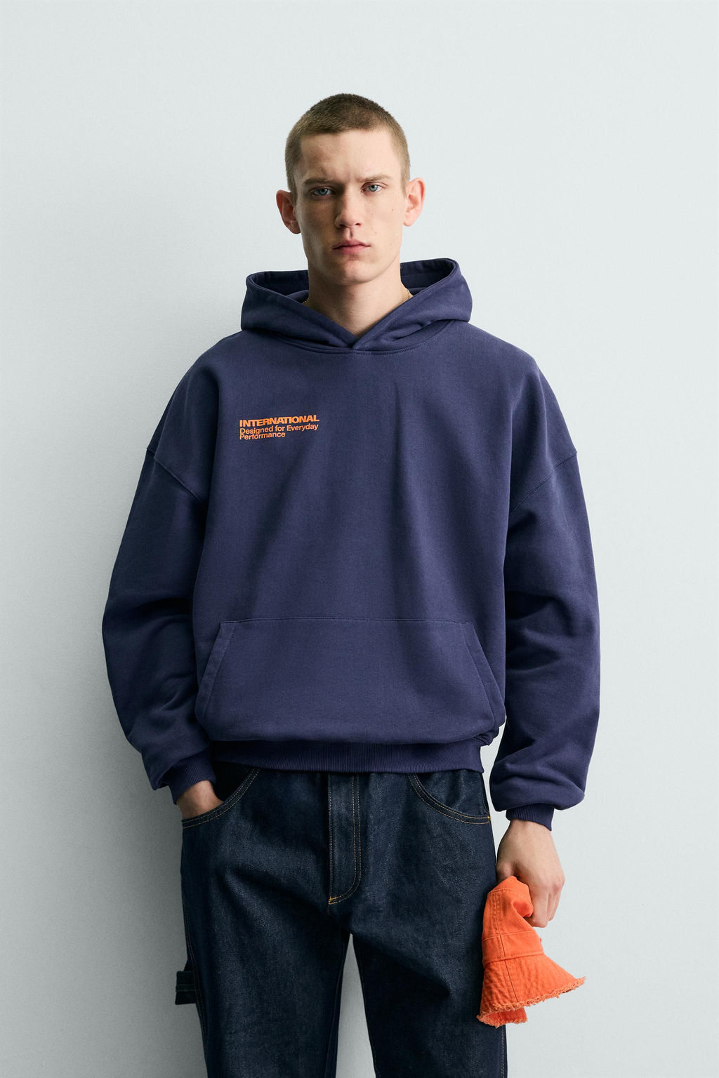 SUDADERA TEXTOS CONTRASTE CAPUCHA / Marino