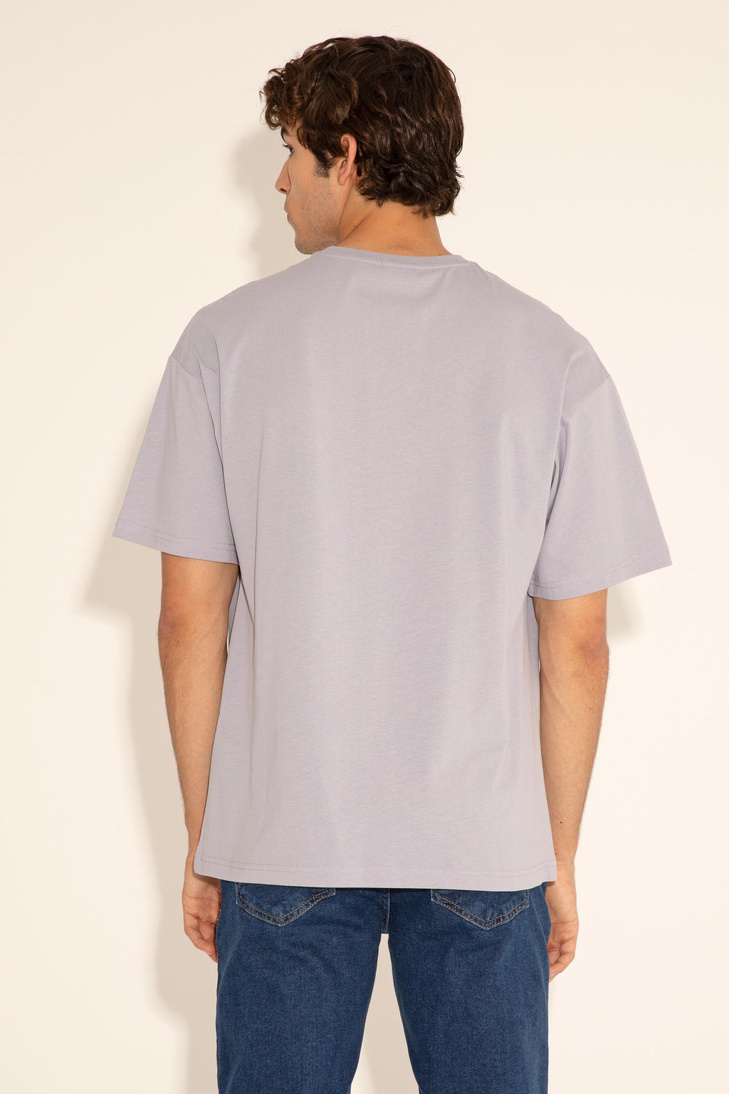 Серая удобная футболка с круглым вырезом Неожиданная скидка в корзине