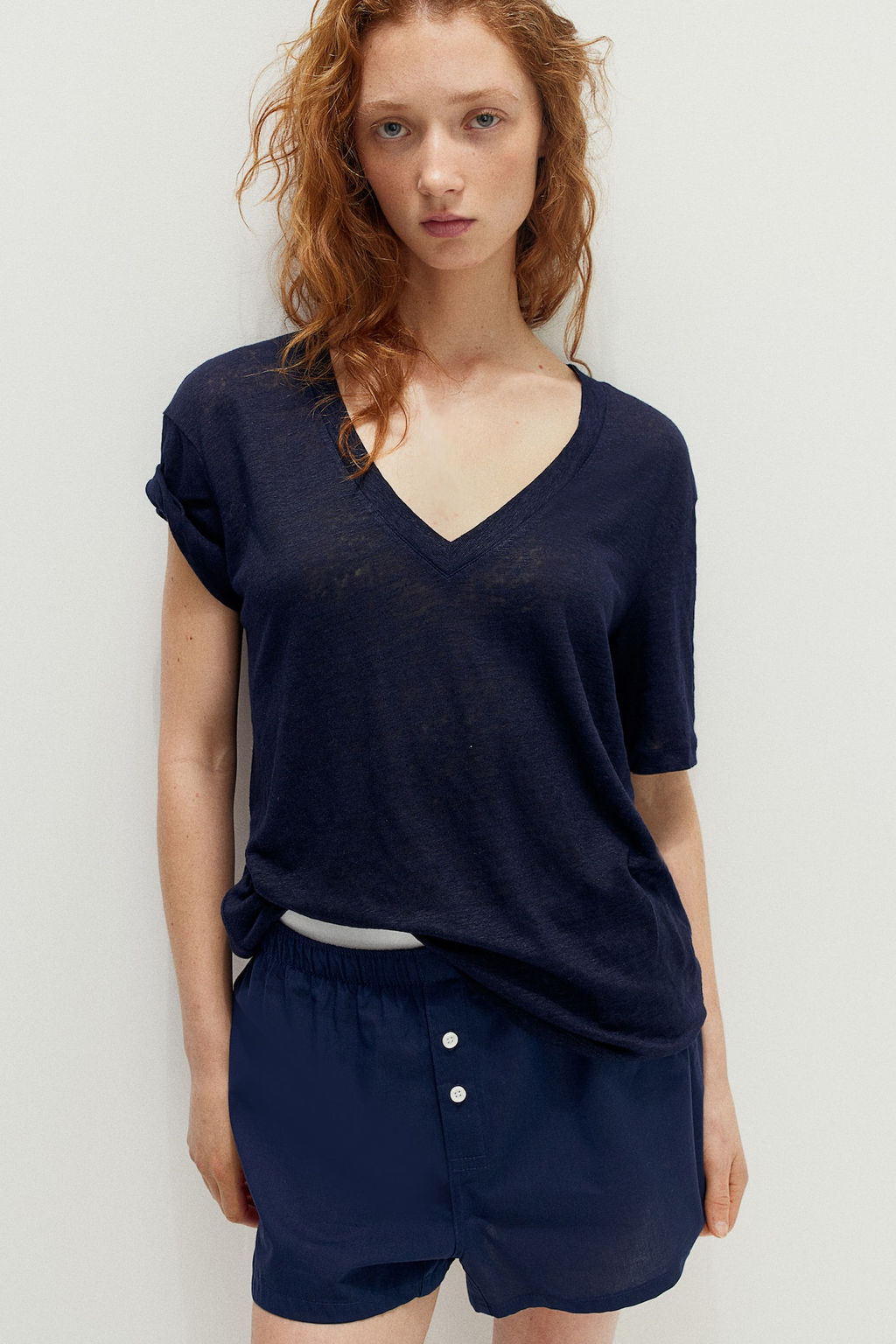 Camiseta en punto de lino con escote en V - H&m фото 2