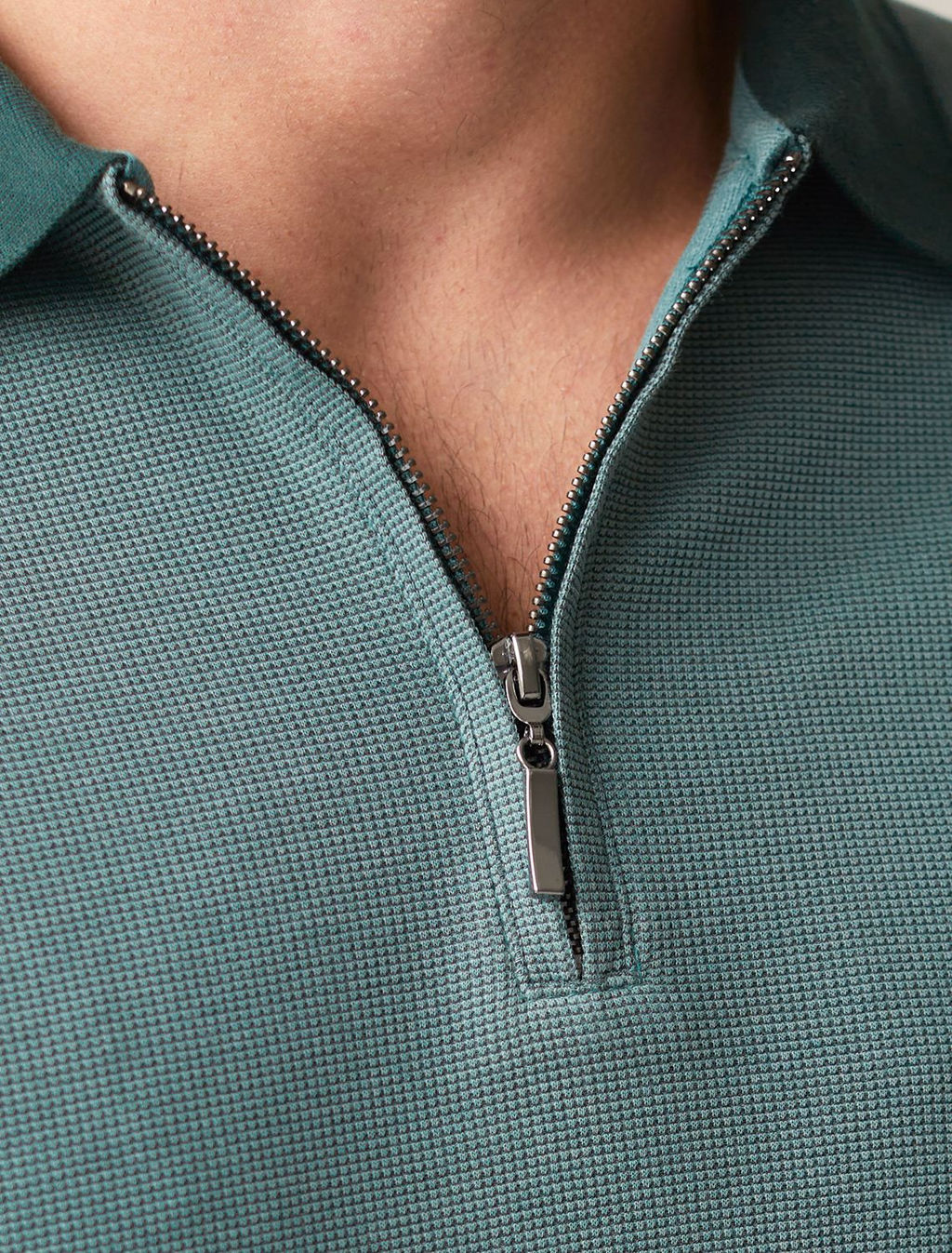 Лонгслив из мягкого фактурного трикотажа с плетеным воротником поло на молнии - Vilatte фото 2