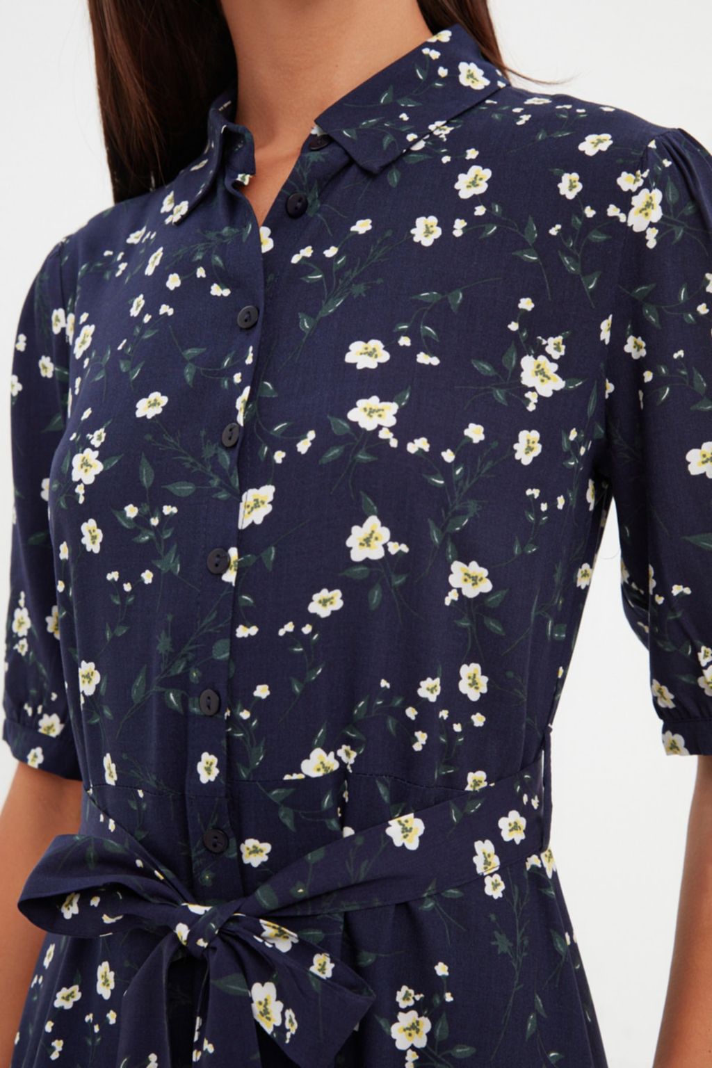 TRENDYOLMILLA Lacivert Cicek Desenli Kusakl? Midi Dokuma Viskon Gomlek Elbise TWOSS20EL1559 фото 16