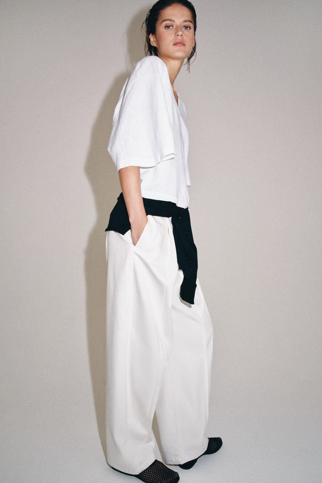 CAMISETA ESCOTE PICO / Blanco - Zara фото 4