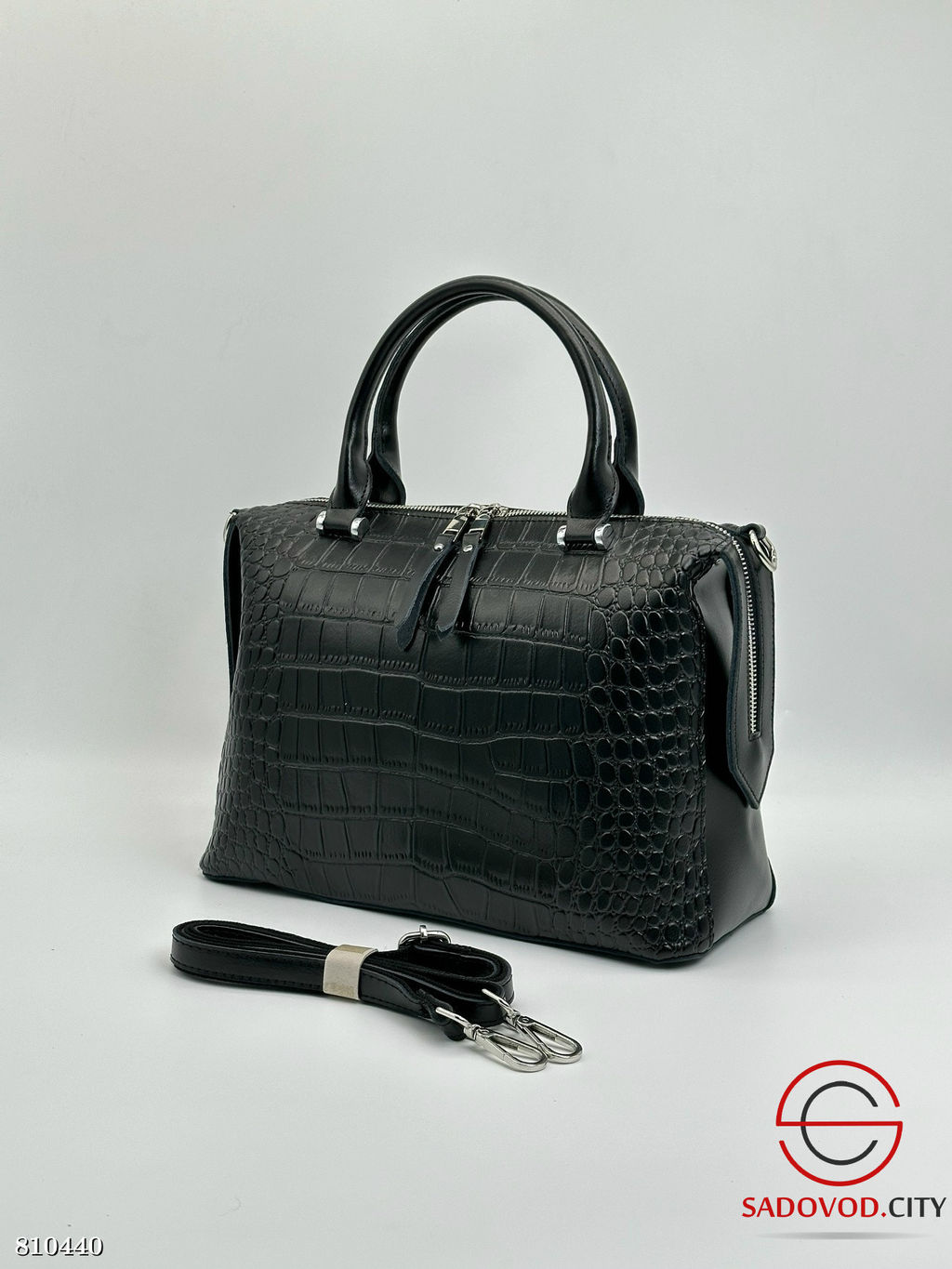 Сумка выполнена из кожи