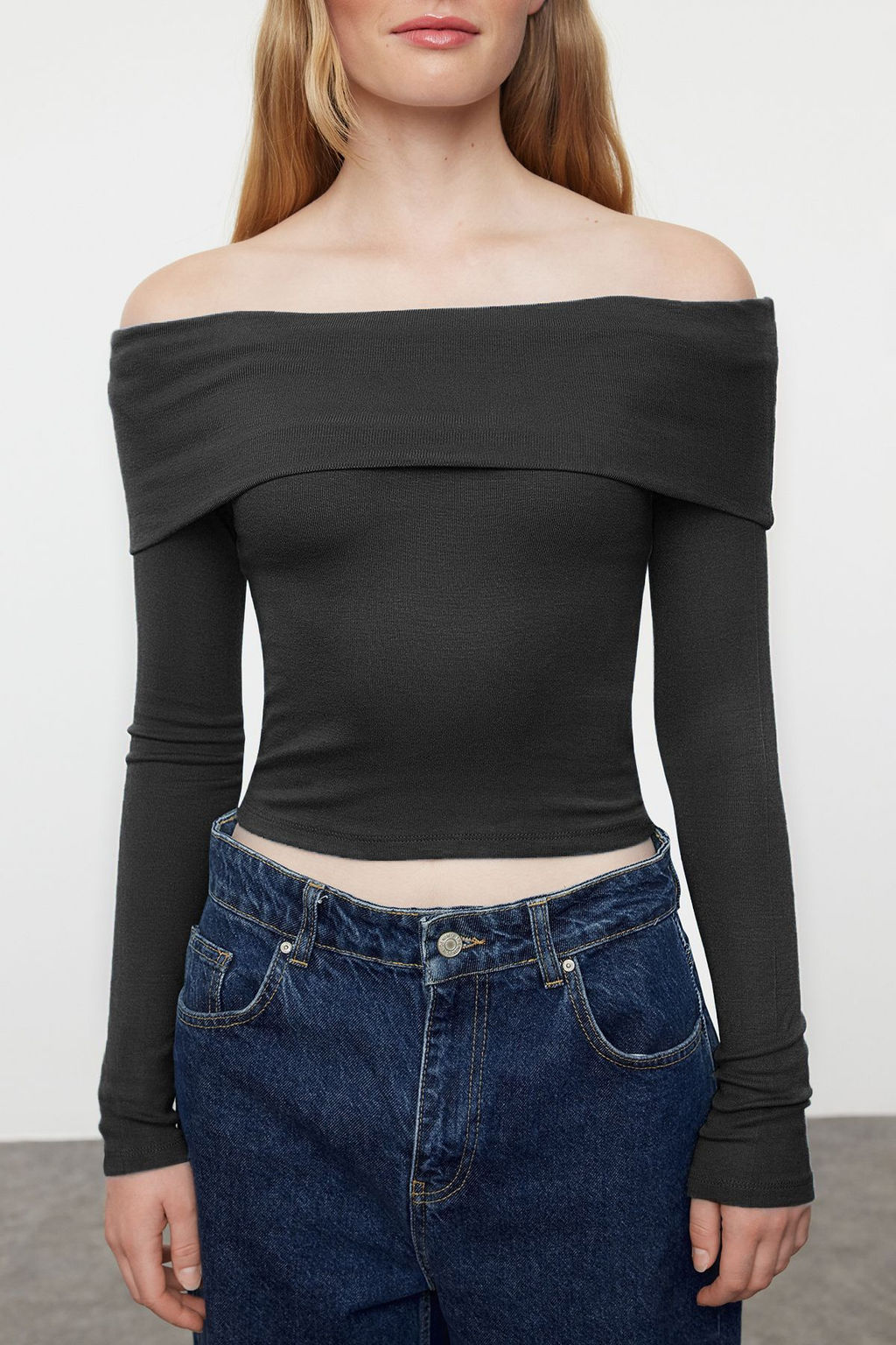 Trendyolmilla Siyah Carmen Yaka Fitted/Vucuda Oturan Crop Esnek Orme Bluz TWOAW25BZ00008  фото 2