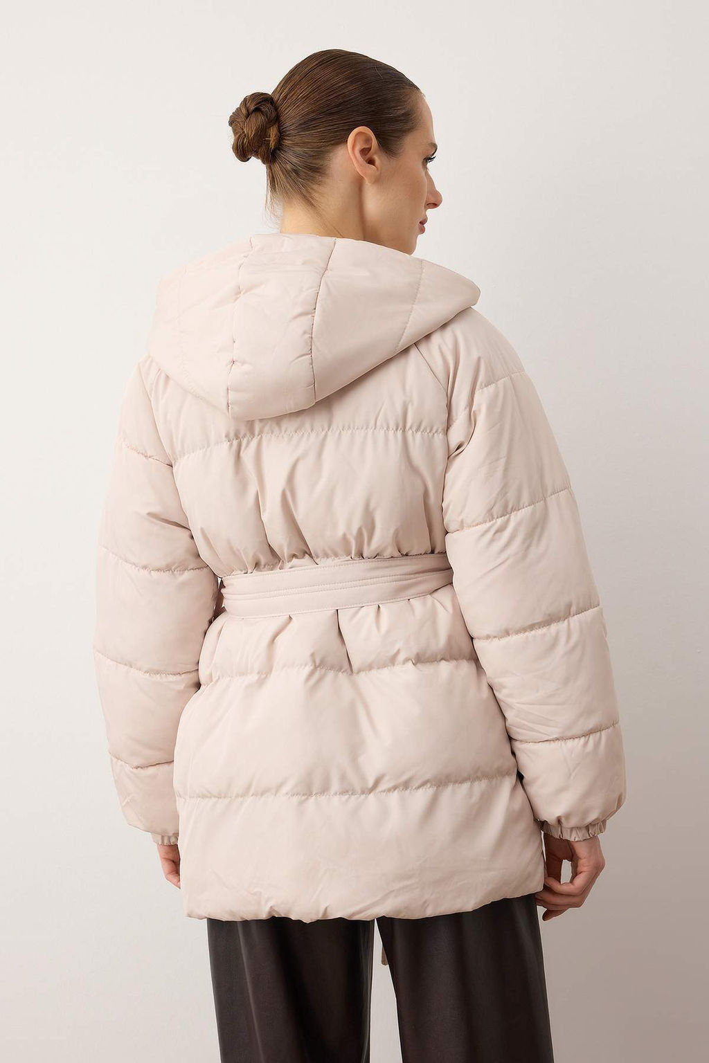 TRENDYOLMILLA Siyah Regular Kapusonlu Kemerli Su Itici Sisme Mont TWOAW23MO00188  фото 27