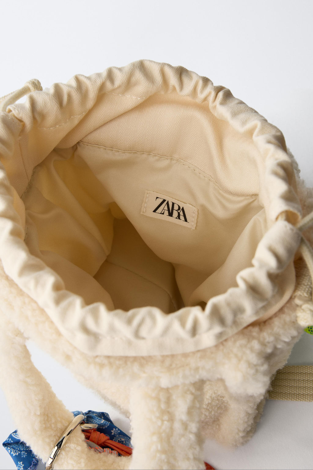 FAUX SHEARLING CROSSBODY BAG WITH CHARM - Zara фото 4
