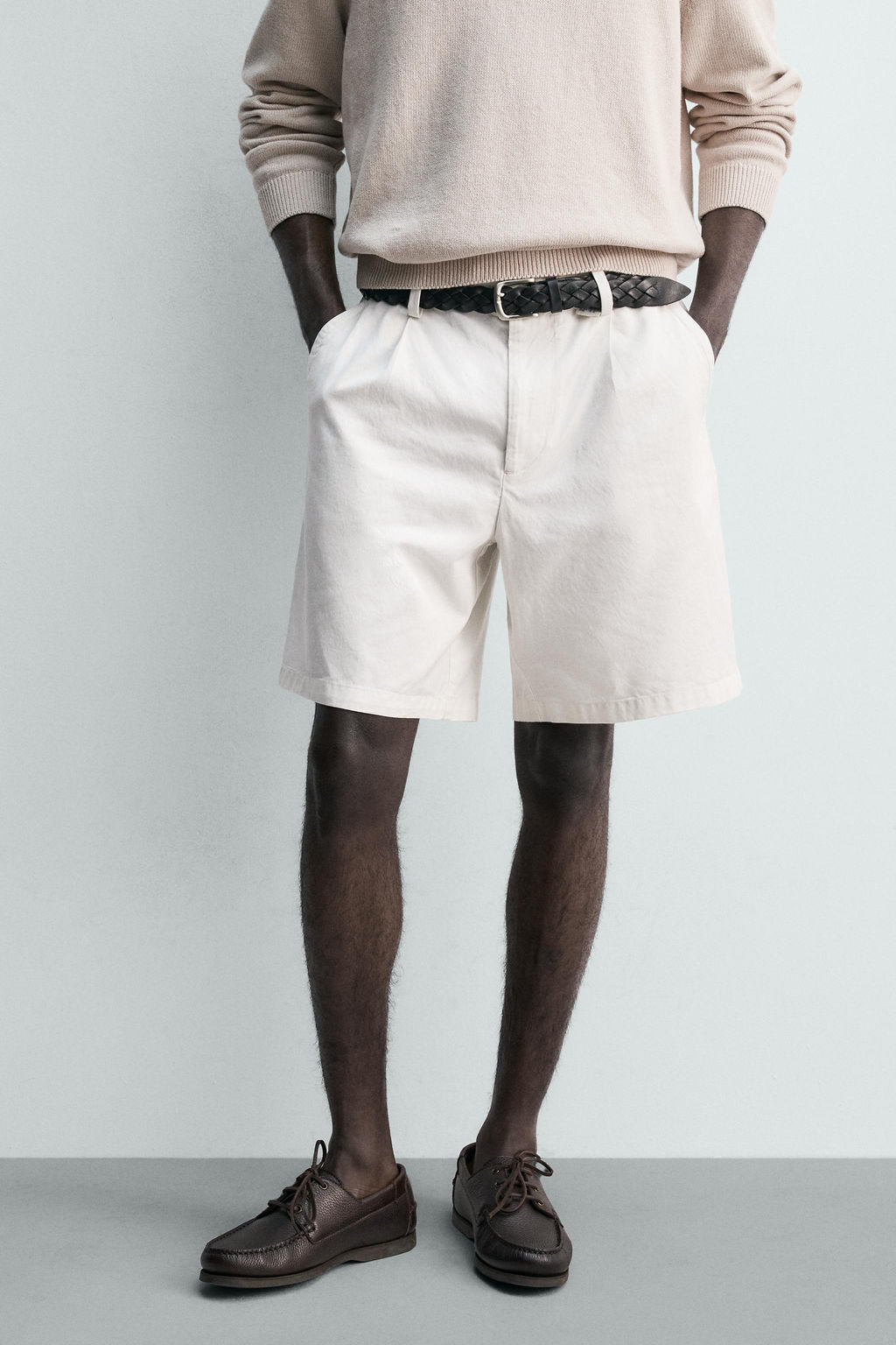 BERMUDA REGULAR FIT PLIEGUES / Blanco roto