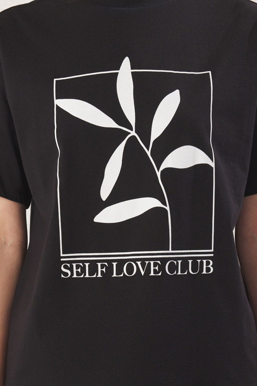 TRENDYOLMILLA Siyah %100 Pamuk Bask?l? Relaxed/Genis Rahat Kesim Bisiklet Yaka Orme T-Shirt TWOSS23TS00267 фото 4