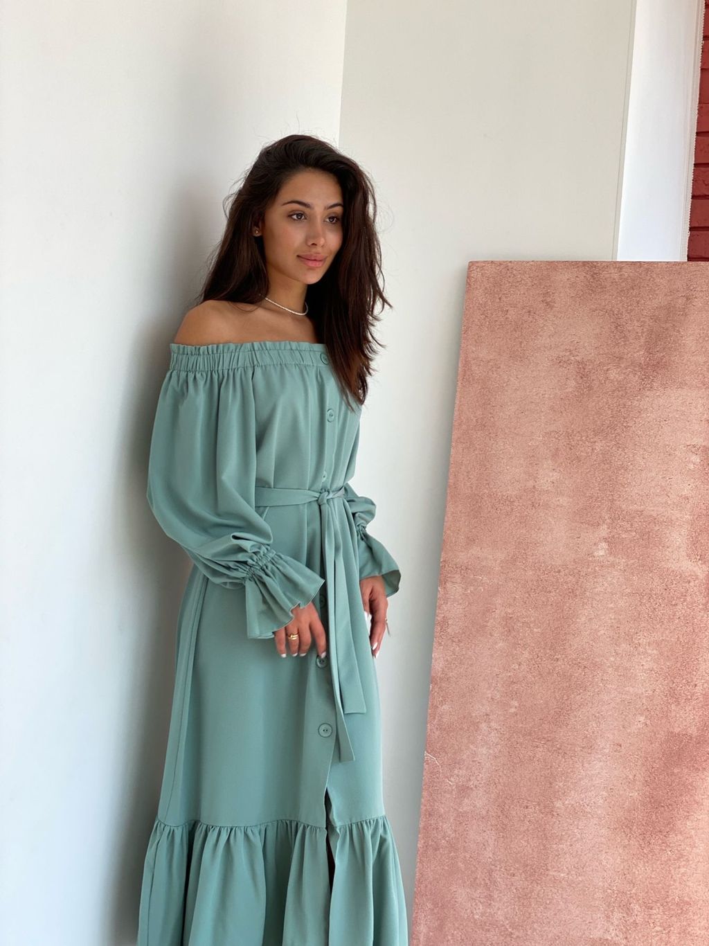 Платье с открытыми плечами фисташковое - Martichelli фото 5