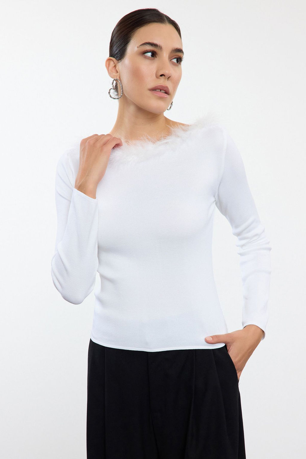 Siyah Kay?k ve Yaka Detayl?. Fitted/Vucudu Saran Triko Kazak TWOAW25KZ00132 - Trendyolmilla фото 6