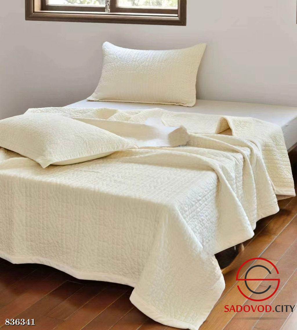 Покрывало стеганное на кровать с двумя наволочками