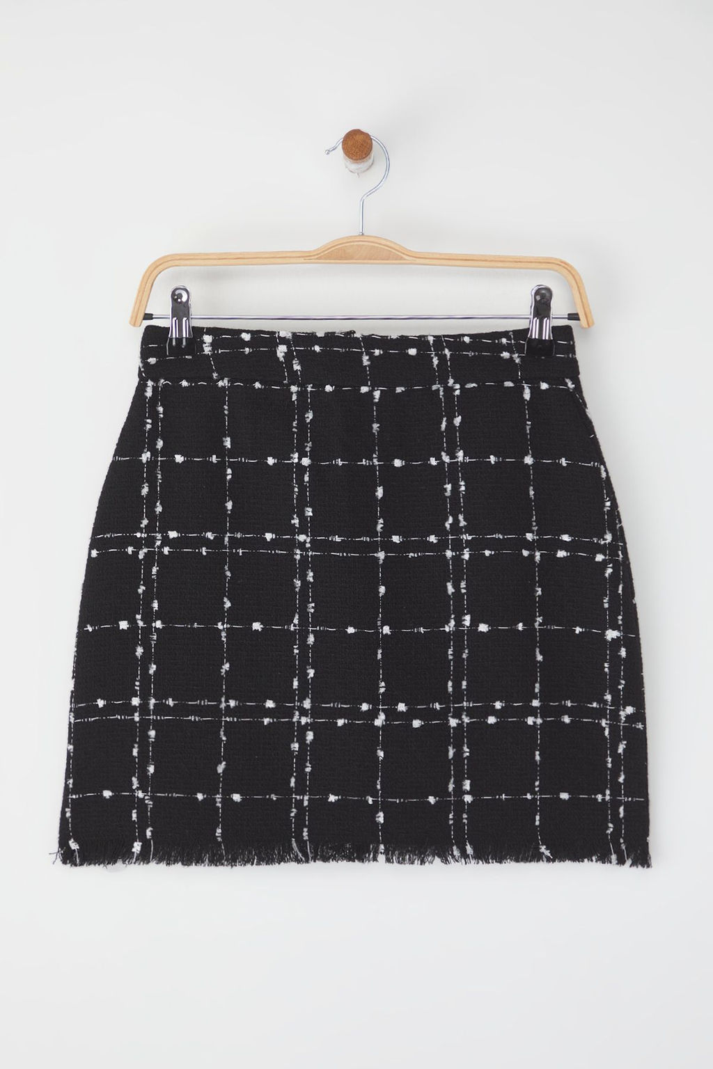 TRENDYOLMILLA Siyah Tuvit Kumas Etek Ucu Puskul DEtayl? Kalem Duz Kesim Mini Boy Dokuma Etek TWOAW21ET0026 фото 14