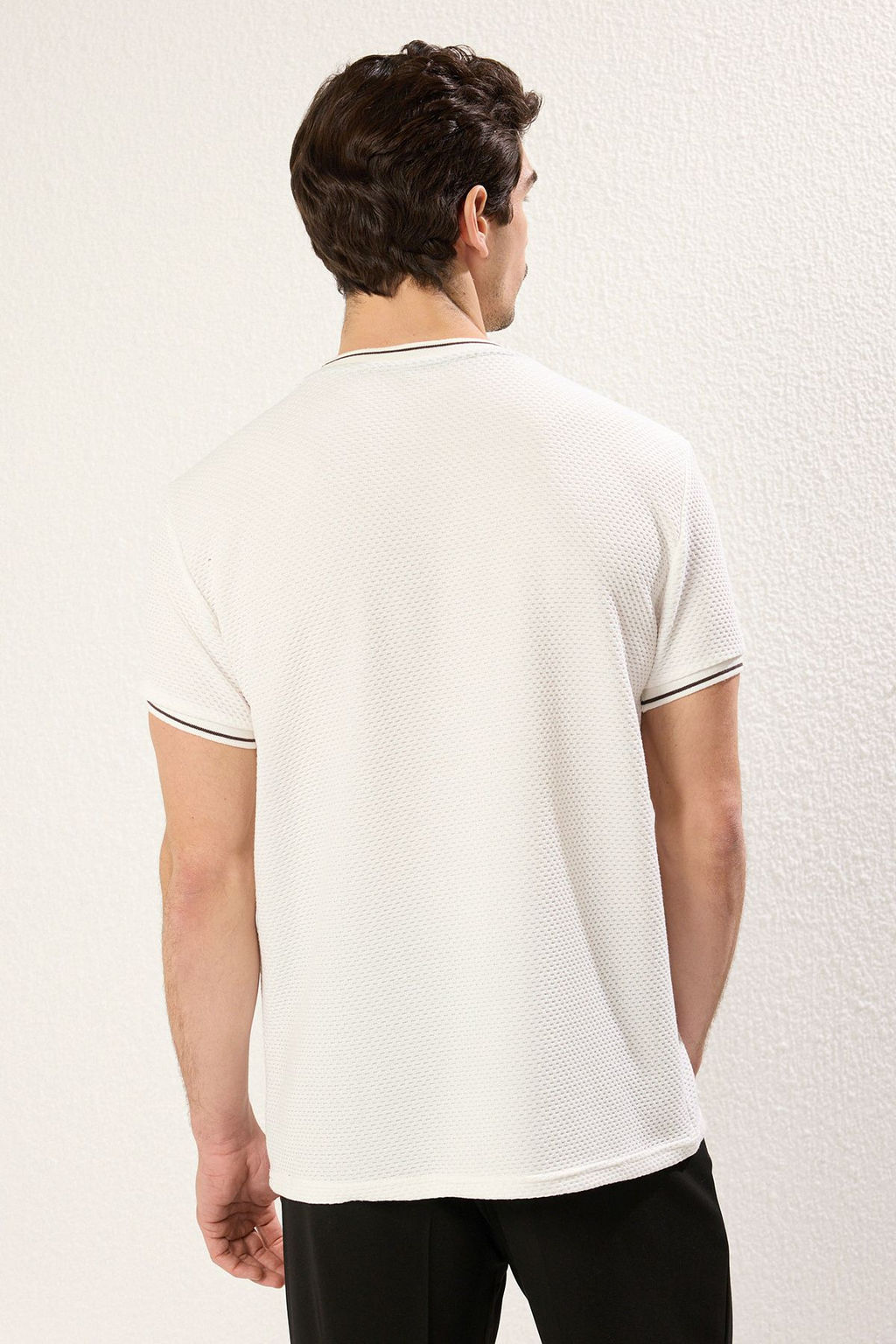 TRENDYOL MAN Beyaz Regular/Normal Kesim Dokulu Triko Bantl? T-Shirt TMNSS25TS00042 - Trendyolmilla фото 4