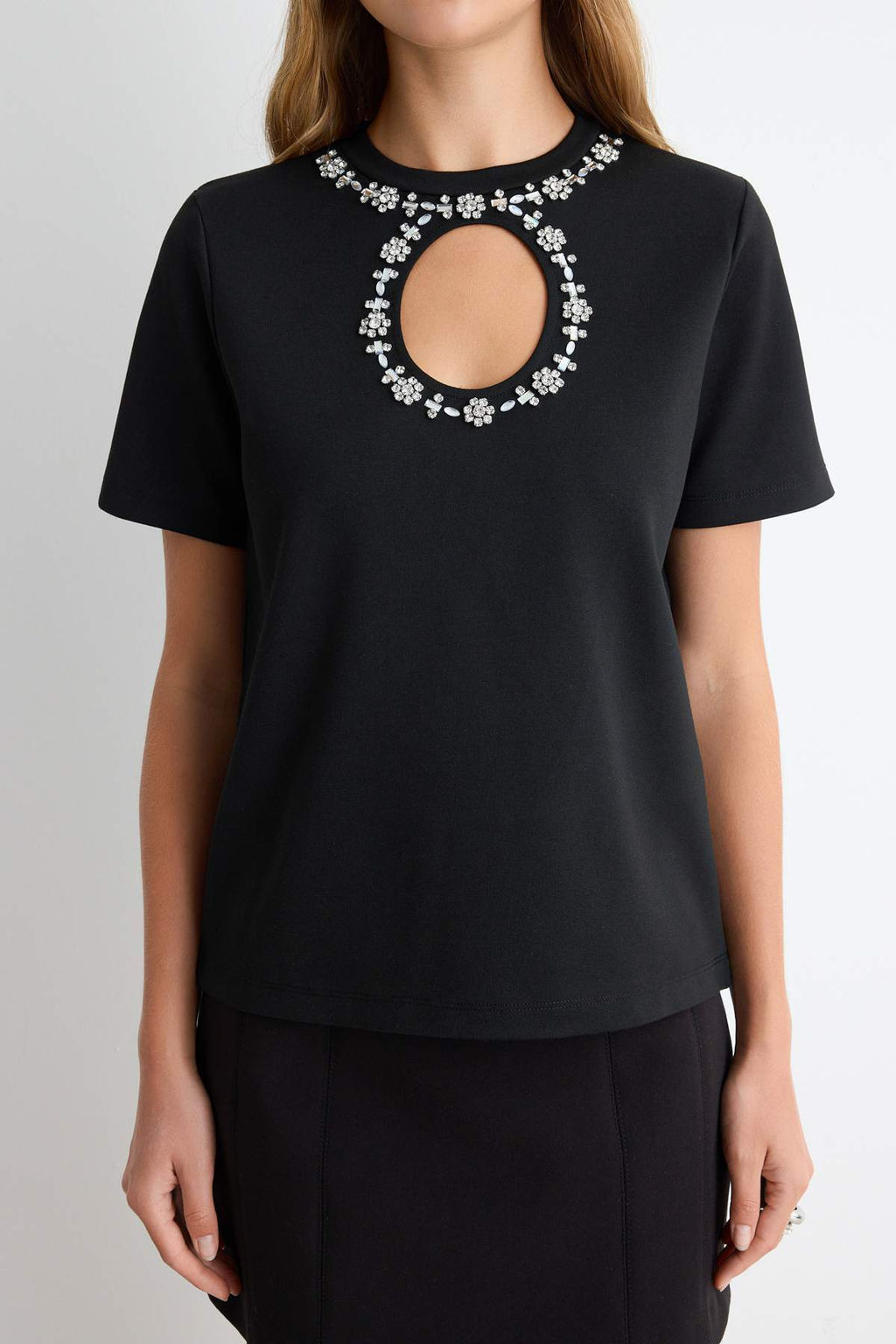 Siyah Aksesuar ve Cut Out/Pencere Detayl_ Regular Kal_p K_sa Kol _rme T-Shirt TWOAW27TS00038 - Trendyolmilla фото 3