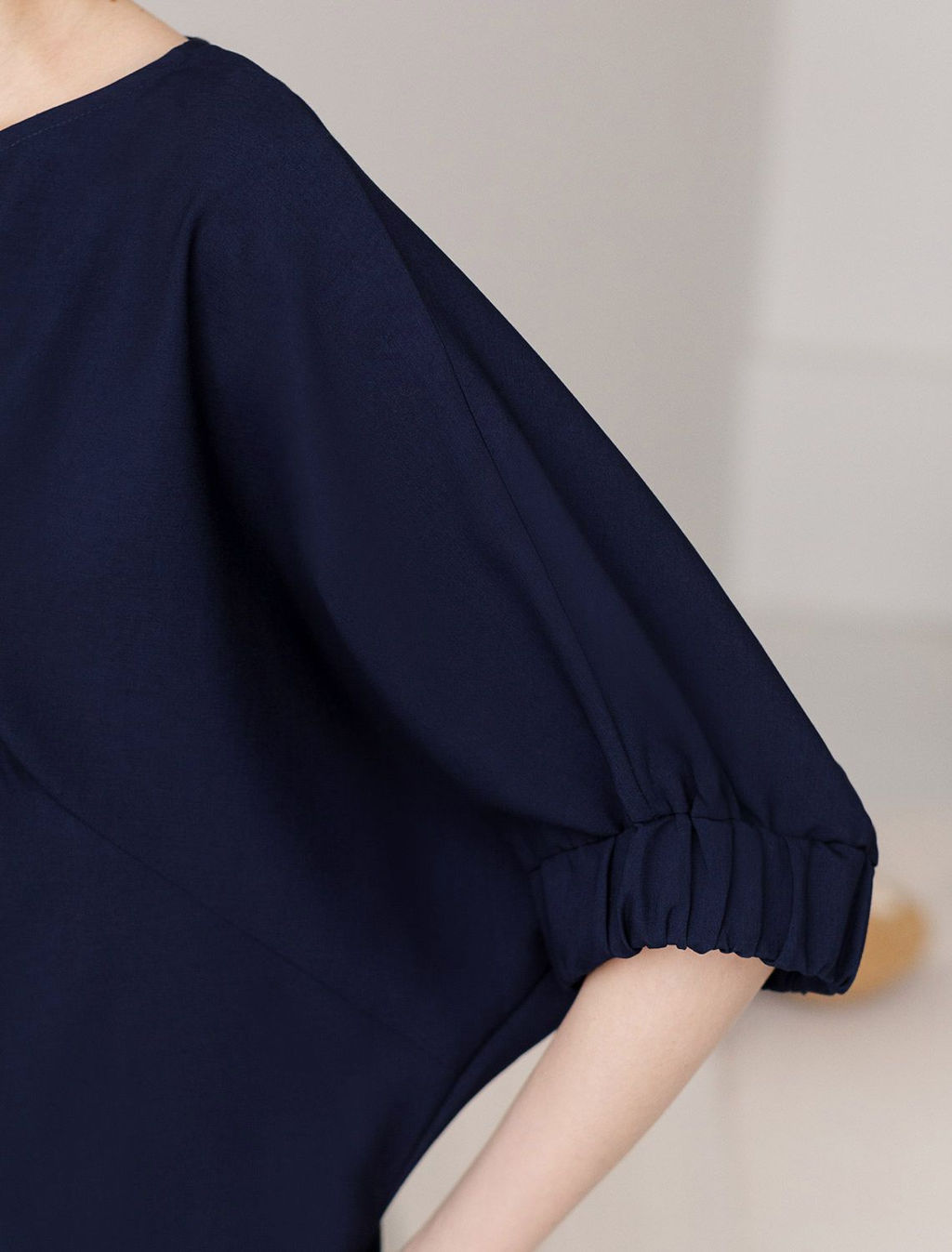 Свободная блузка с вырезом лодочка из плотного лиоцелла - Vilatte фото 2