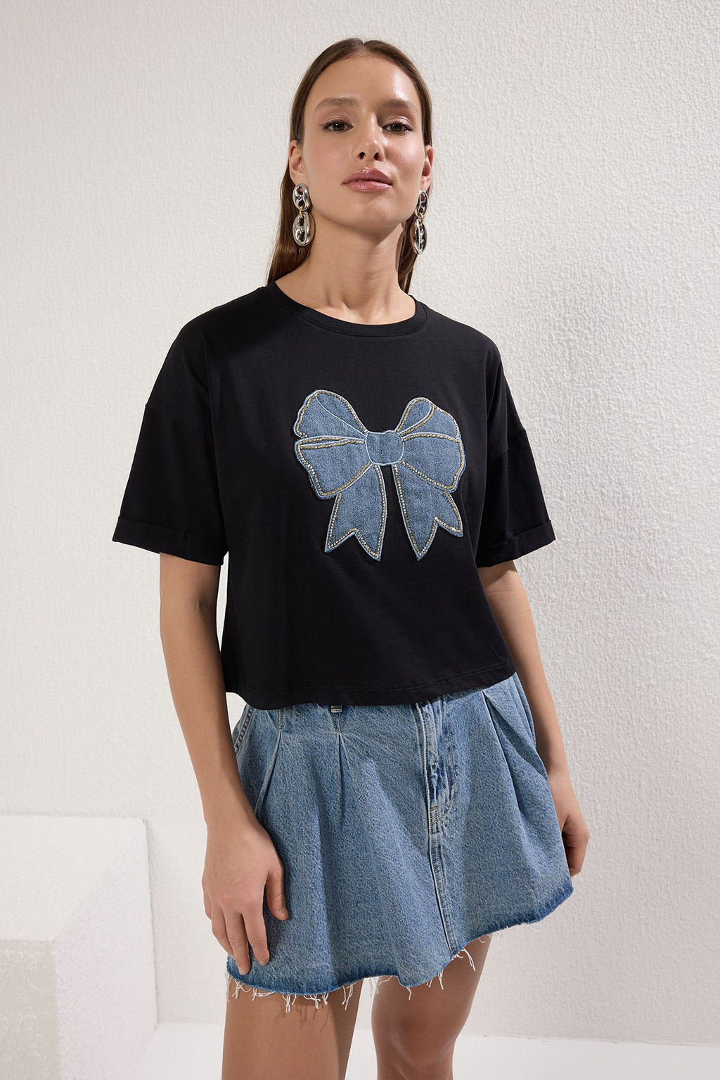 TRENDYOLMILLA Siyah Fiyonk Nak?sl? Regular/Normal Kal?p Crop Orme T-Shirt TWOSS25TS00132  фото 2