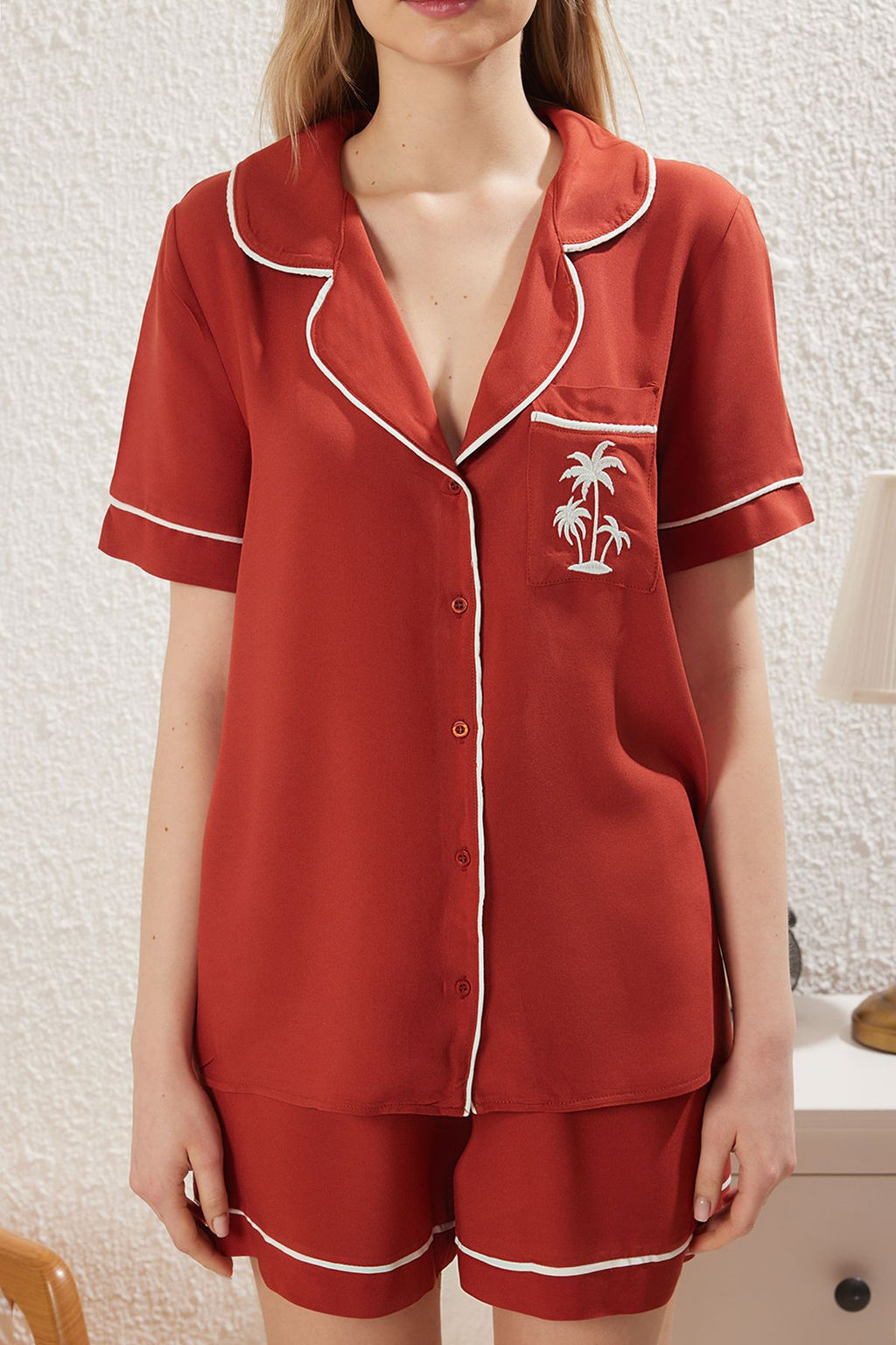 Trendyolmilla Ekru Kalp Nak?sl? Biyeli Viskon Sortlu Dokuma Pijama Tak?m? THMSS25PT00225 фото 3