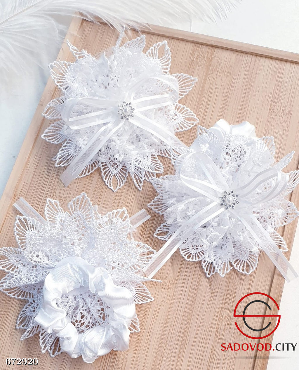 Бантик для волос на резинке из кружева