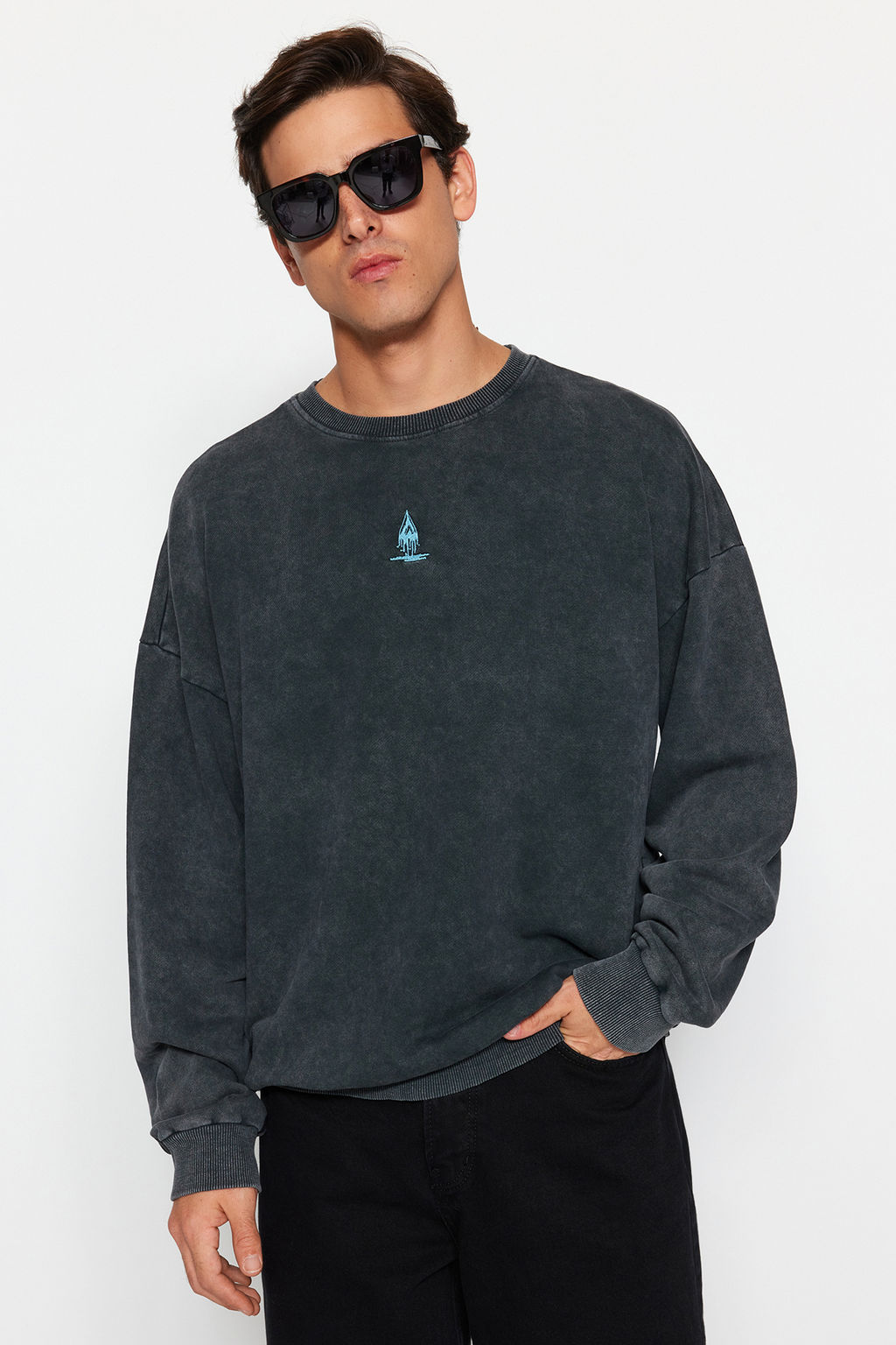 TRENDYOL MAN Antrasit Oversize/Genis Kesim %100 Pamuk Soluk Efektli Mistik Temal? Sweatshirt TMNAW24SW00189 - Trendyolmilla фото 2