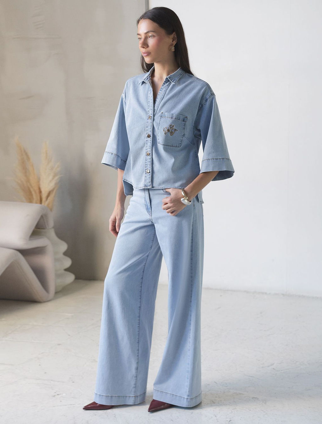 Укороченная рубашка с карманом из облегченного денима