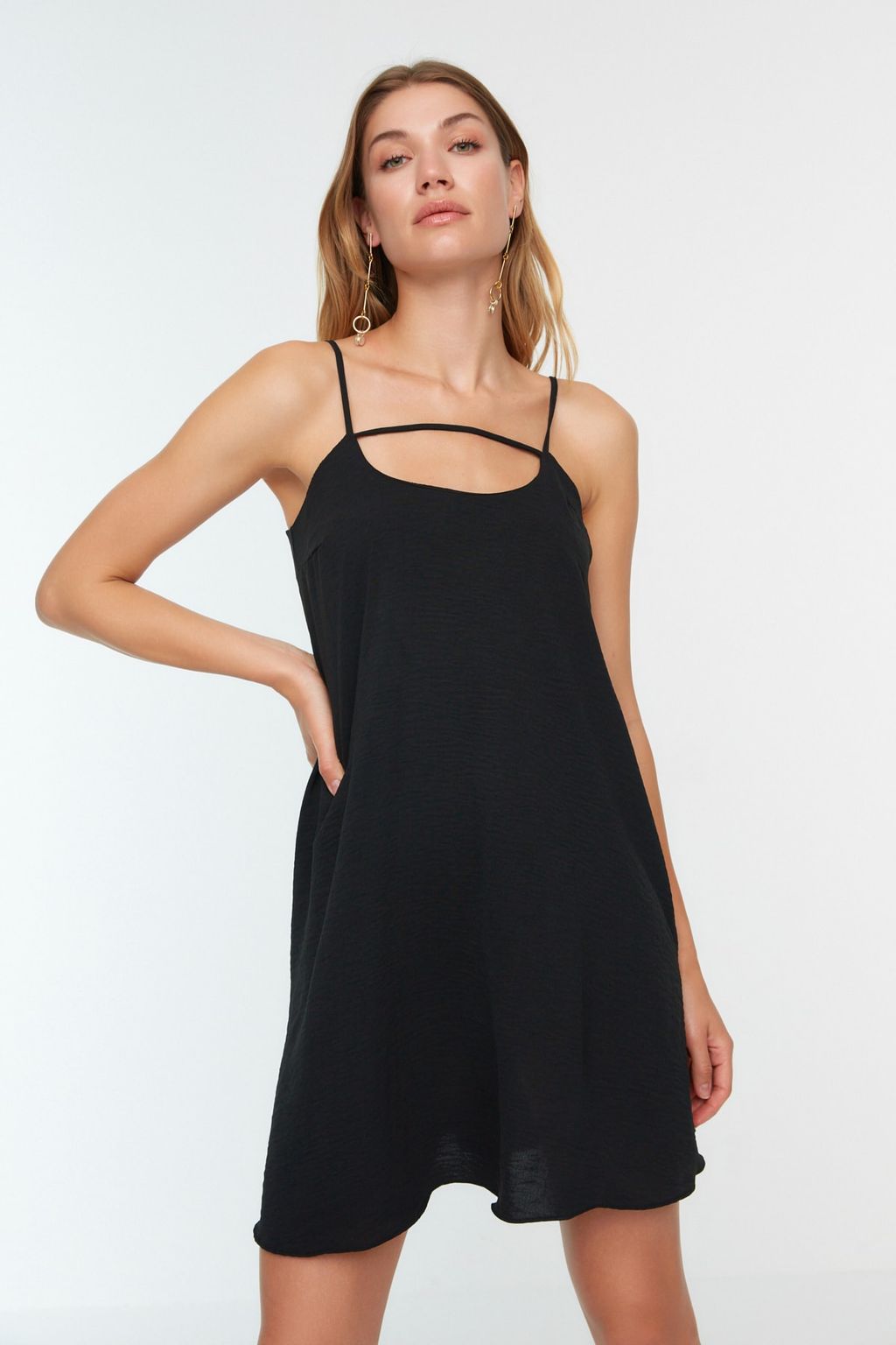 TRENDYOLMILLA Siyah Rahat Kesim Ask?l? Yaka Detayl? Mini Dokuma Elbise TWOSS22EL00594