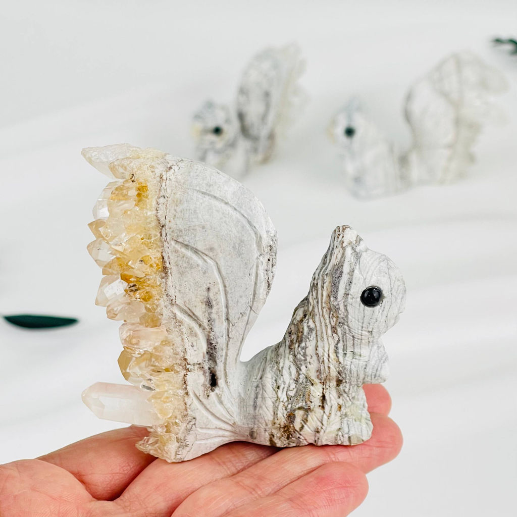 Белка из камня с друзами Горного Хрусталя - Радуга самоцветов фото 2