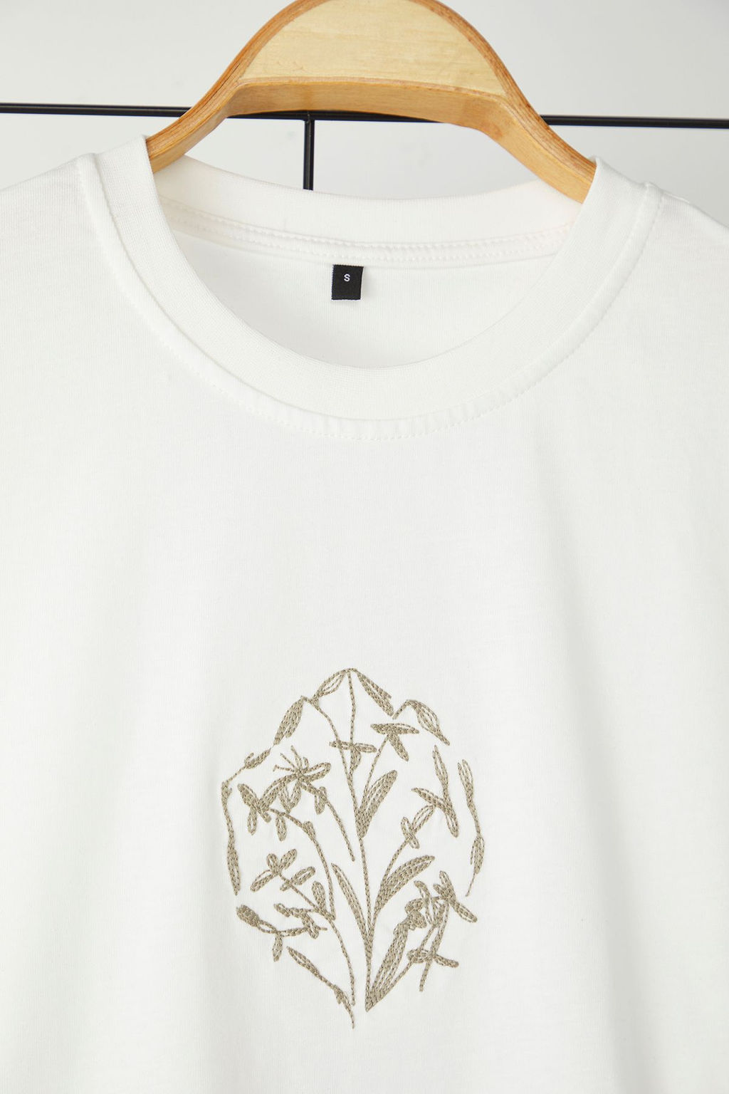TRENDYOL MAN Unisex Ekru Crop/K?sa Kal?p Cicek Nak?sl? %100 Pamuk T-Shirt TMNSS25TS00098 - Trendyolmilla фото 9