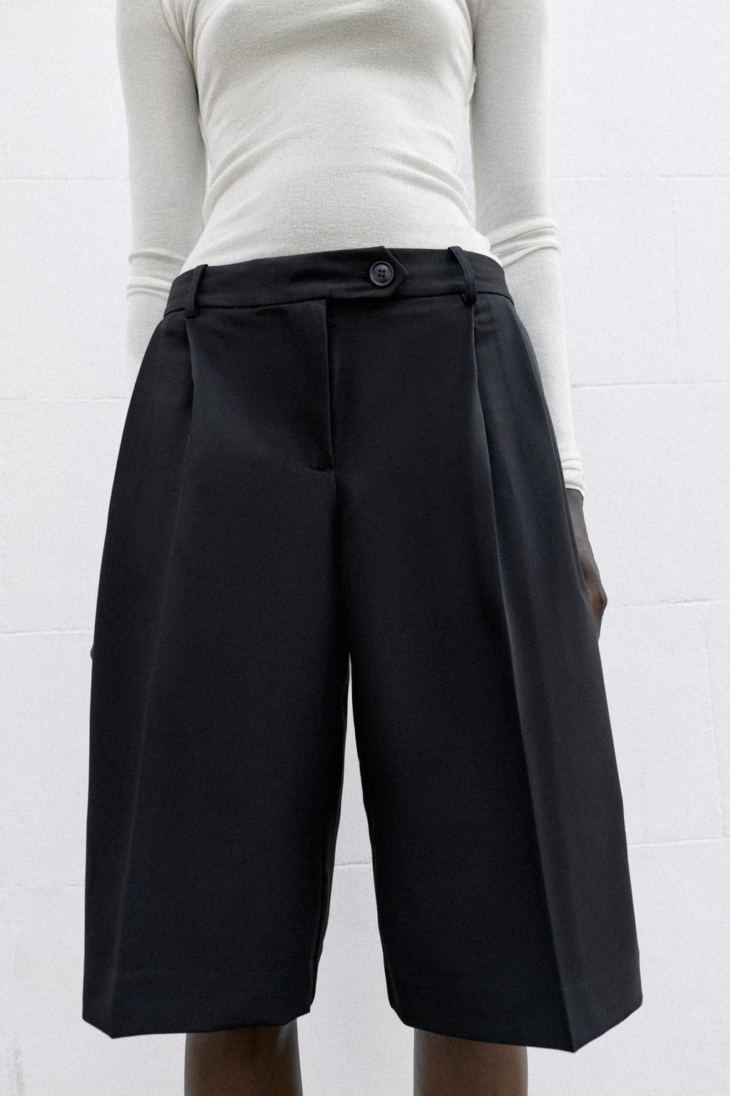 BERMUDA LARGA PLIEGUES / Negro - Zara фото 3