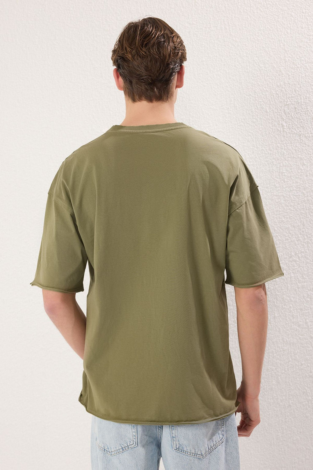 Trendyolmilla Man Haki Oversize/Genis Kesim Eskitme/Y?kama Gorunumlu %100 Pamuklu T-Shirt TMNSS25TS00077  фото 4