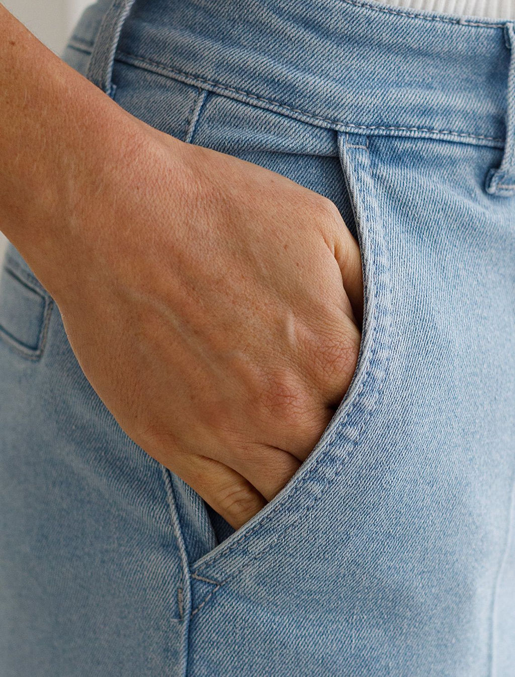 Прямые джинсы трубы со стрелками из эластичного денима - Vilatte фото 5