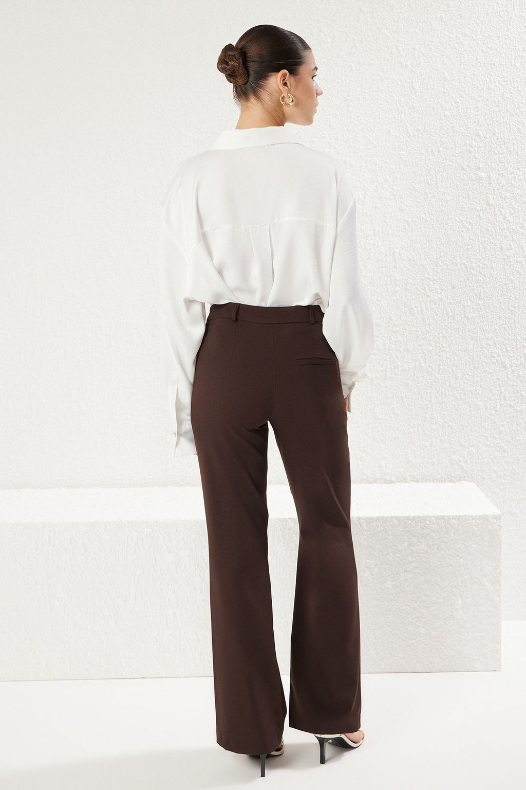 Koyu Kahverengi Dusuk Bel Hafif Flare Dokuma Pantolon TWOSS25PL00078
