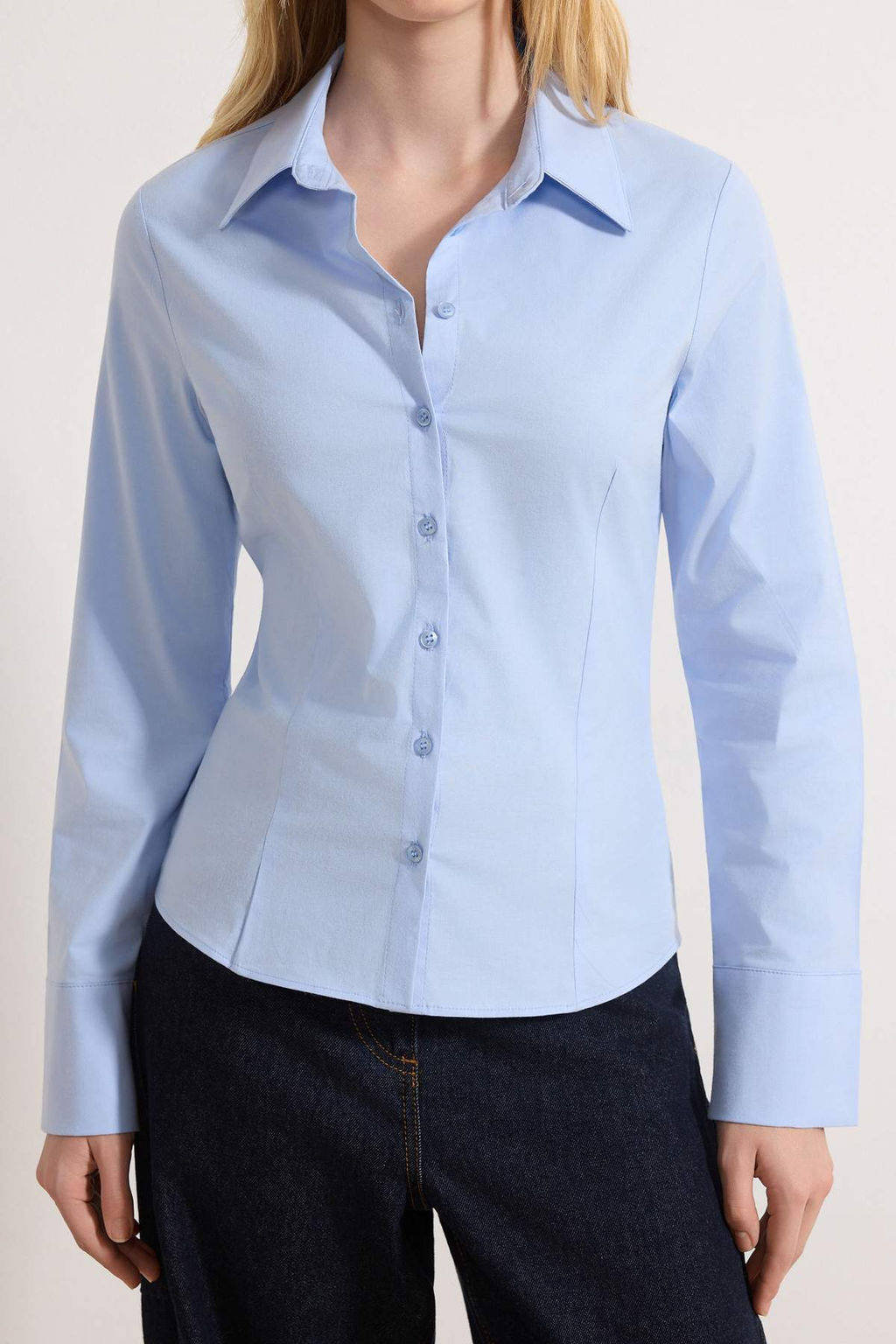 Wardrobe Essentials Ac?k Mavi Hafif Bele Oturan Pamuklu Dokuma Gomlek TWOAW26GO00022