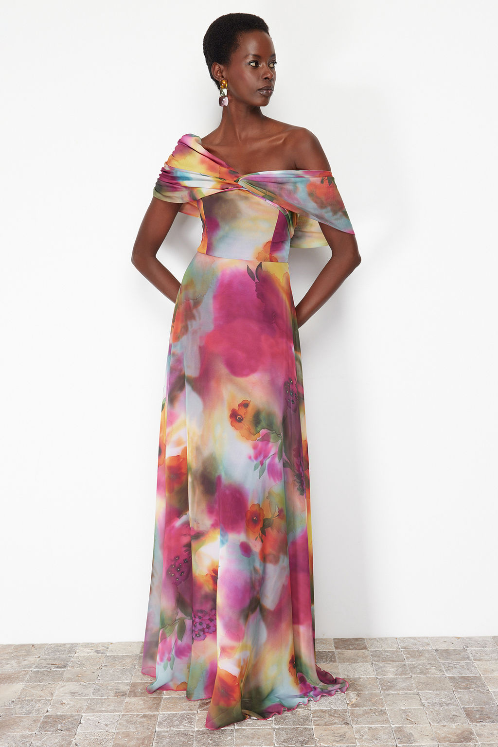 Cok Renkli A-Kesim Astarl? Asimetrik Yaka Sifon Dokuma Uzun Ucus Ucus Abiye Elbise TPRSS24AE00055 - Trendyolmilla фото 3