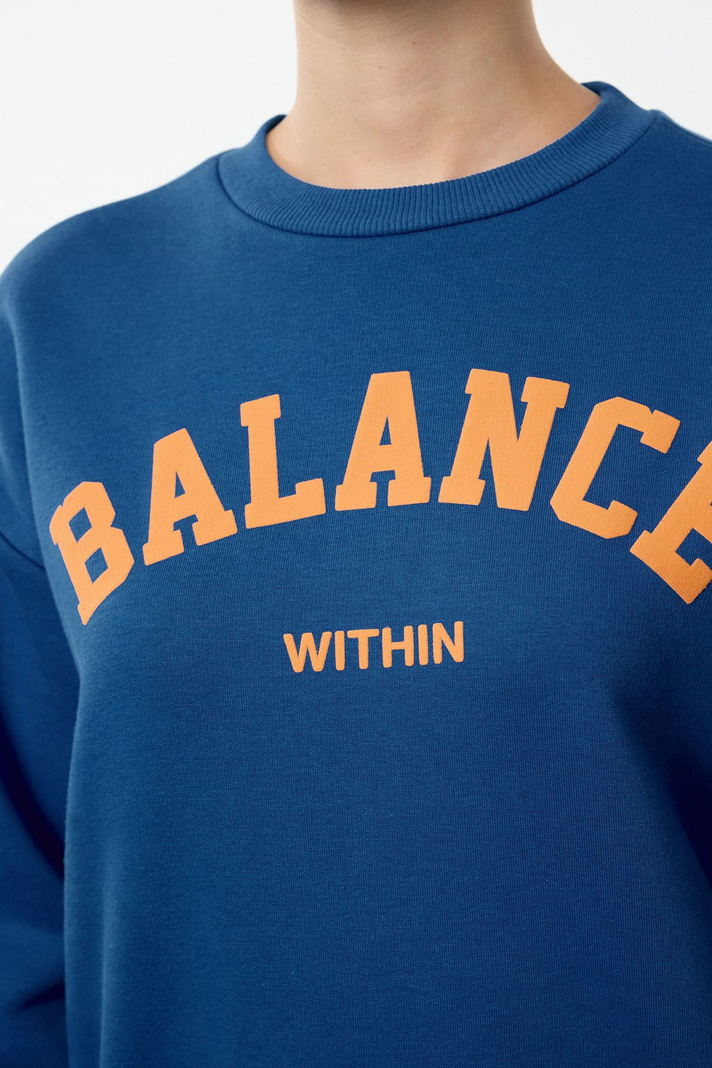 TRENDYOLMILLA Lacivert Slogan Bask?l? Oversize/Genis Kal?p Orme Sweatshirt TWOAW25SW00033  фото 4