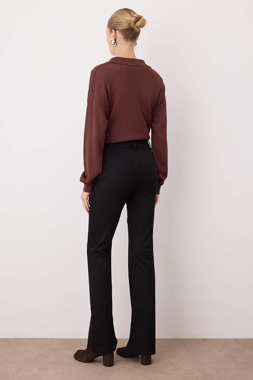 Siyah Yuksek Bel Comfort Dugme Detayl? Flare Jeans TWOAW26JE00240 - Trendyolmilla фото 4