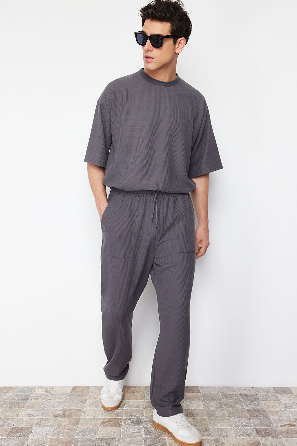 TRENDYOL MAN Antrasit Oversize/Genis Kesim Dokulu Genis Paca Etiketli Esofman Alt? TMNSS24EA00005 - Trendyolmilla фото 2