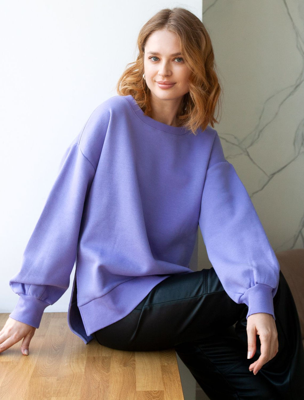 Свитшот с пышными рукавами и разрезами из футера трехнитки