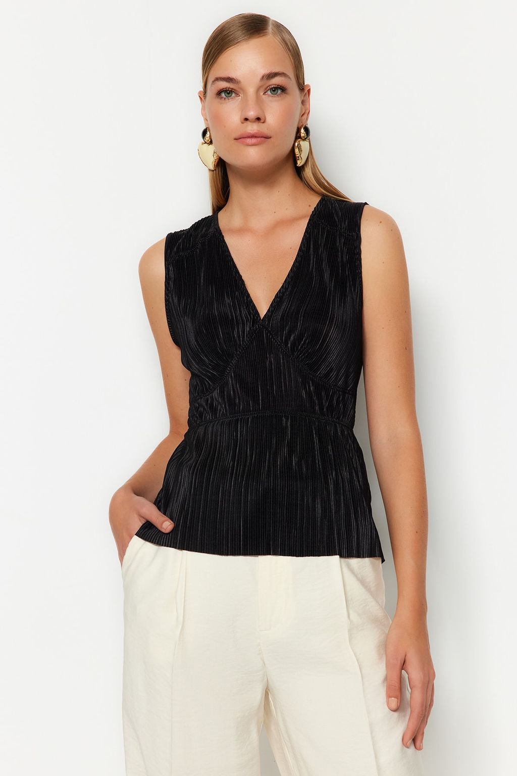 Trendyolmilla Siyah Premium Piliseli V Yaka Regular Kal?p Orme Bluz TWOSS23BZ00965