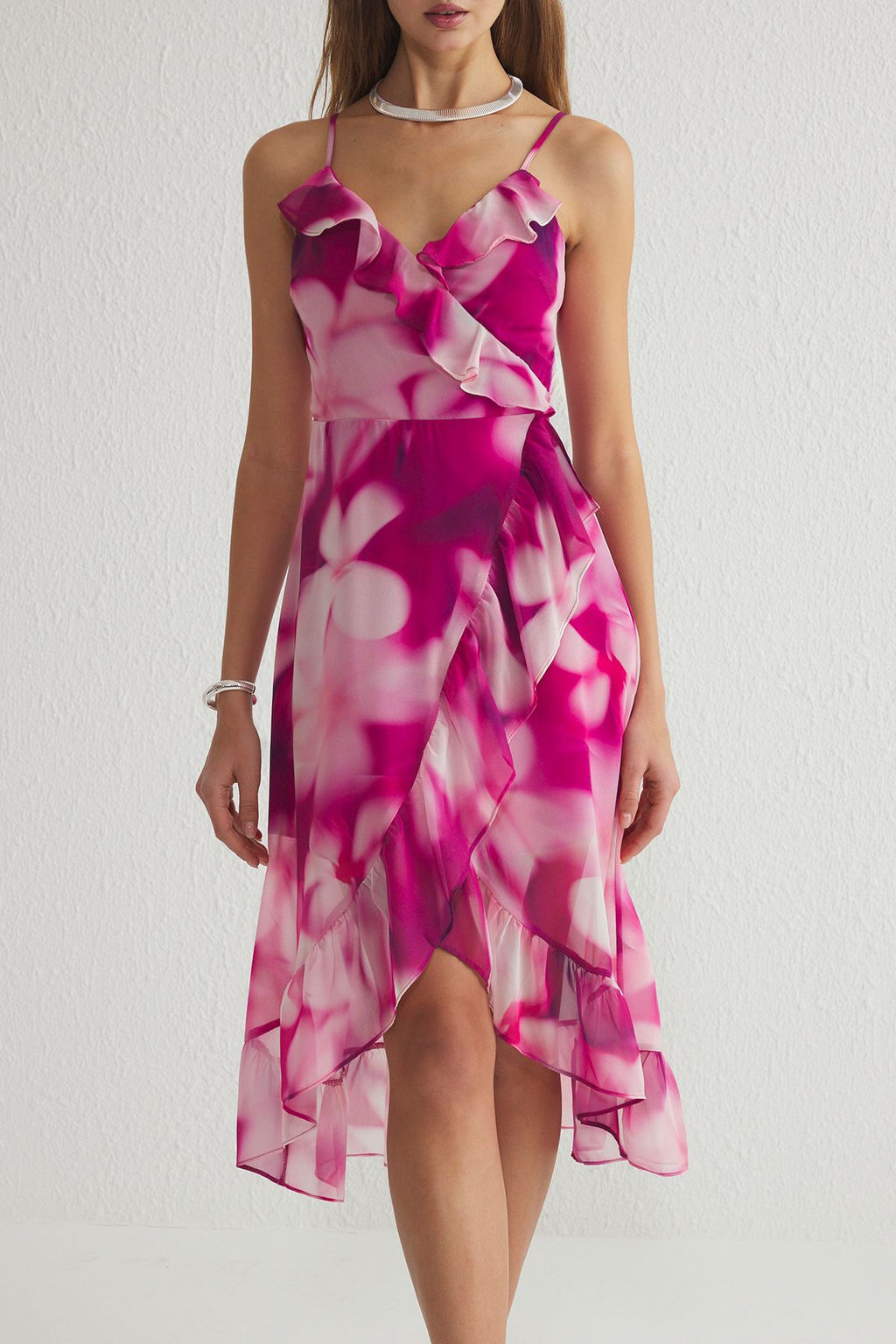 TRENDYOLMILLA Fusya Cicekli Kruvaze Midi Sifon Astarl? Dokuma Elbise TWOSS19EL0375 фото 4