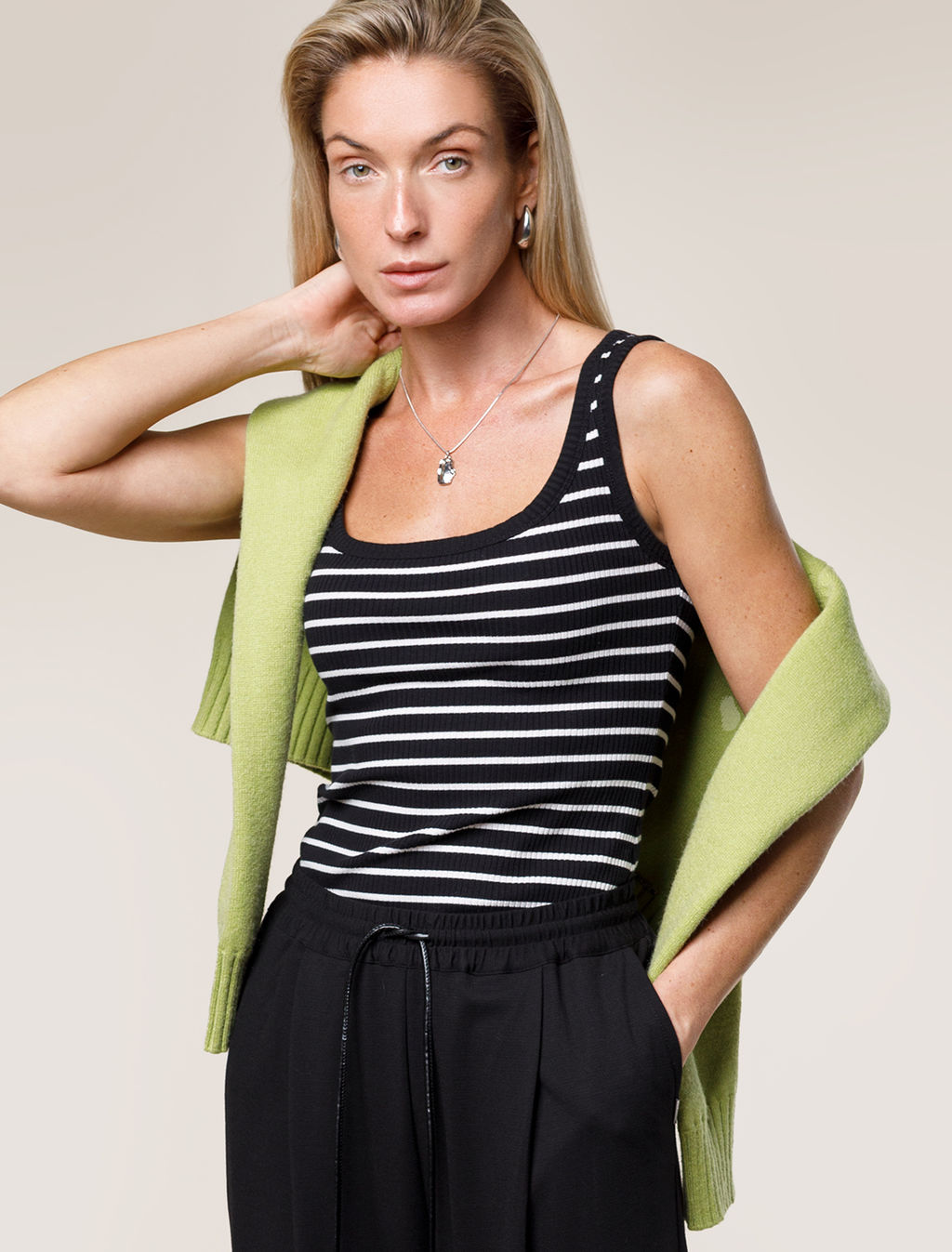 D43.222 Топ женский черно-белый