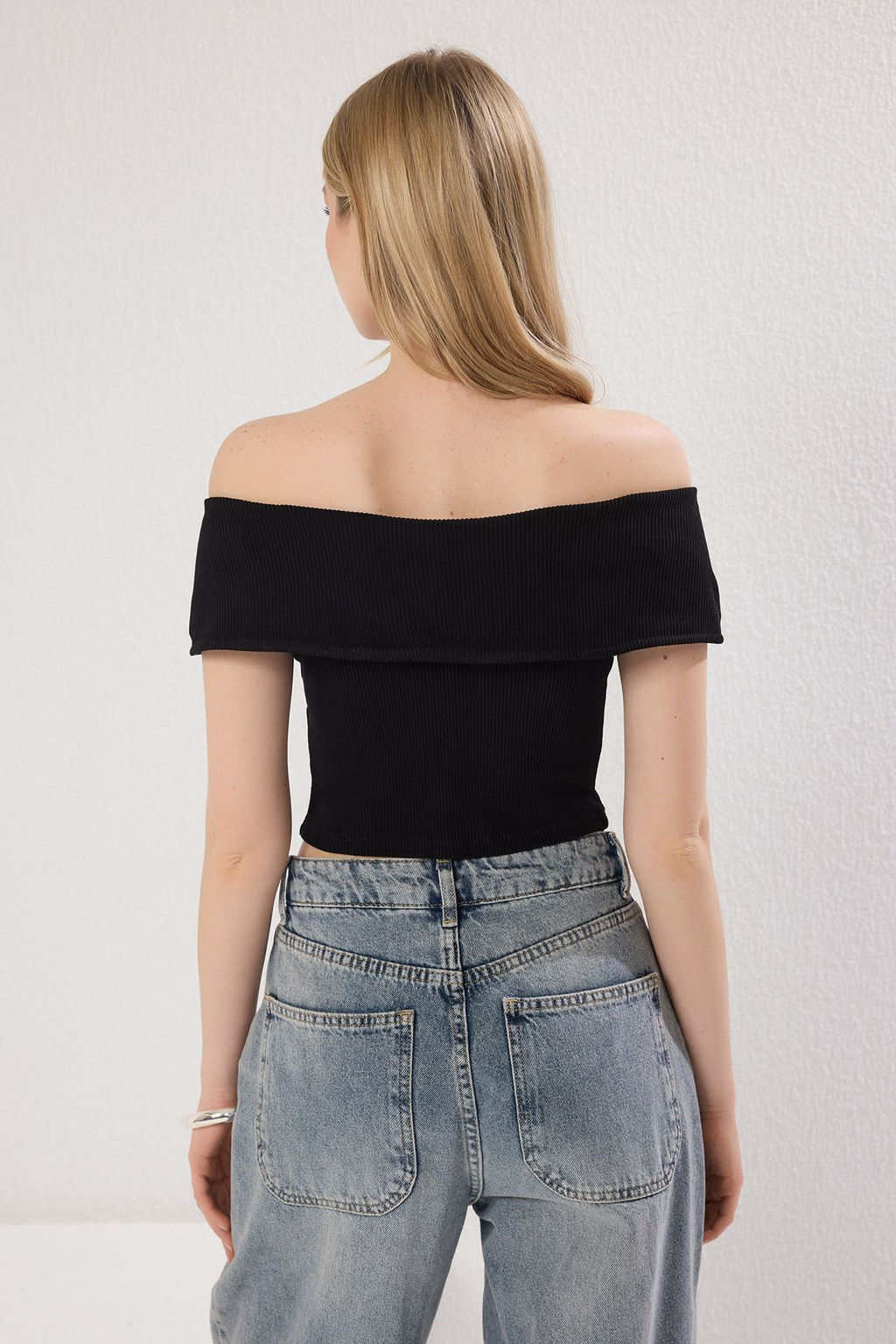 Siyah Yaka Detayl? Fitted/Vucuda Oturan Crop Esnek Orme Bluz TWOSS25BZ00217 - Trendyolmilla фото 4