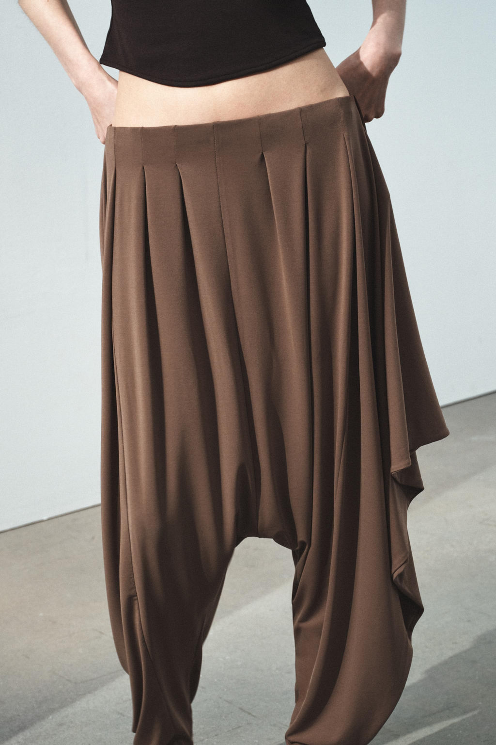 ASYMMETRIC FLOWING BAGGY TROUSERS - Zara фото 10