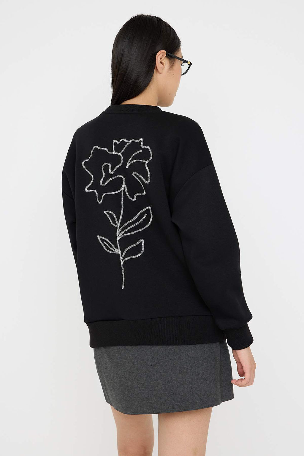 Teen Siyah Oversize/Genis Kal?p Dik Yaka On ve S?rt Cicek Nak?sl? Orme Sweatshirt TWOAW26SW00054