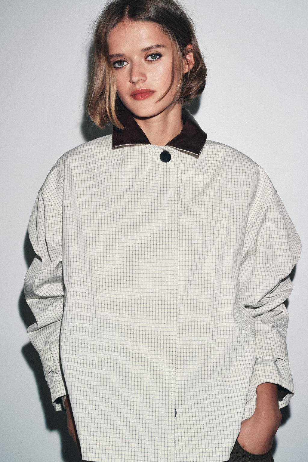 LEATHER EFFECT COLLAR SHORT TRENCH COAT ZW COLLECTION - Zara фото 3