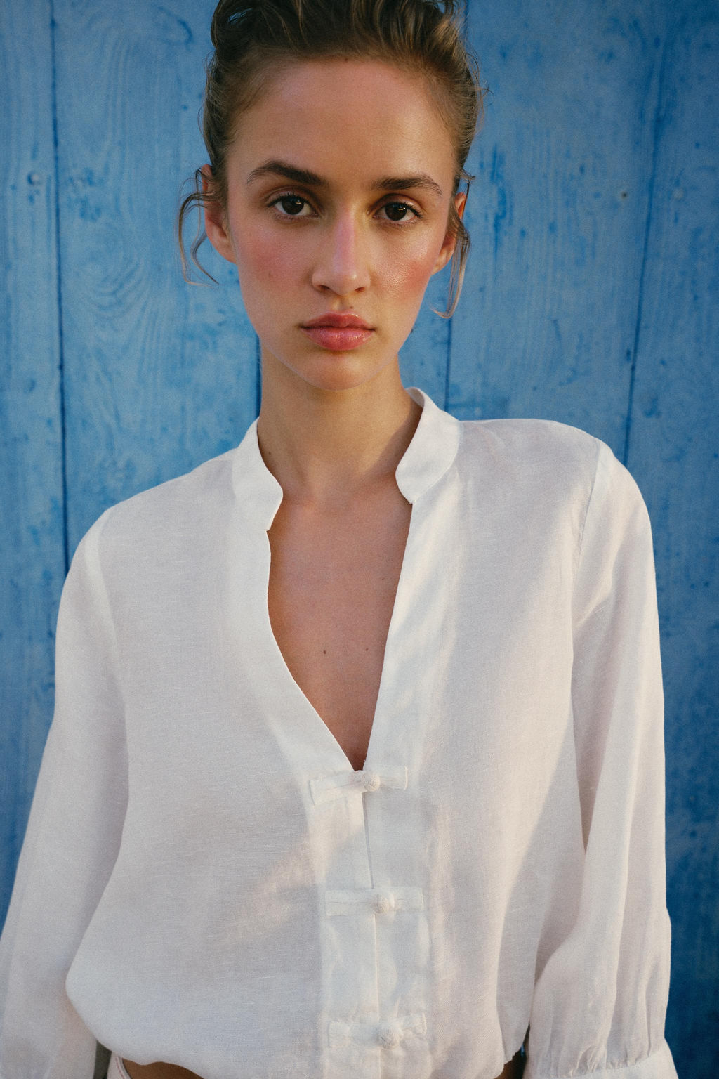 CAMISA GLOBO ALAMARES CON LINO / Blanco