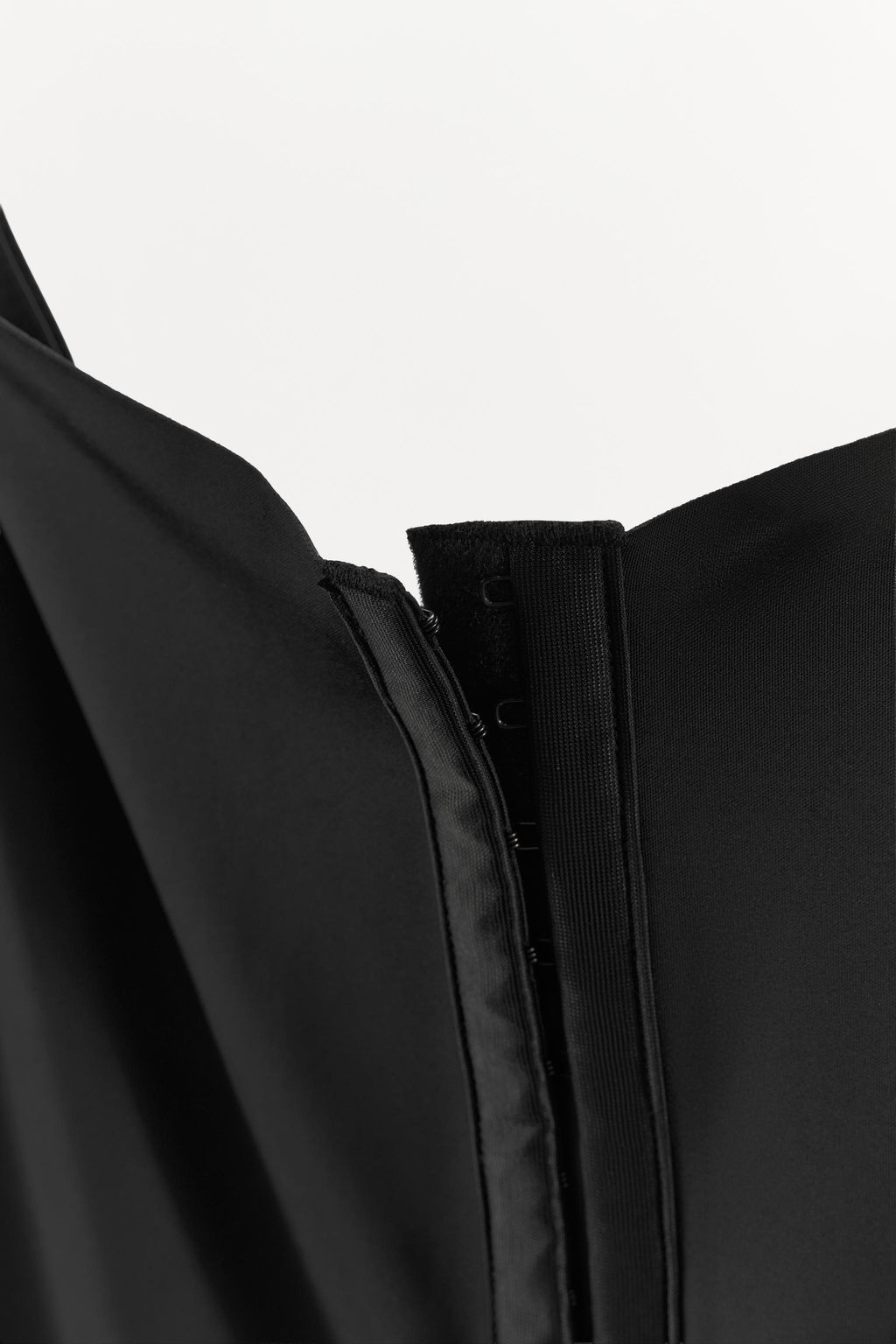 SHORT DRESS WITH POLYAMIDE HOOKS