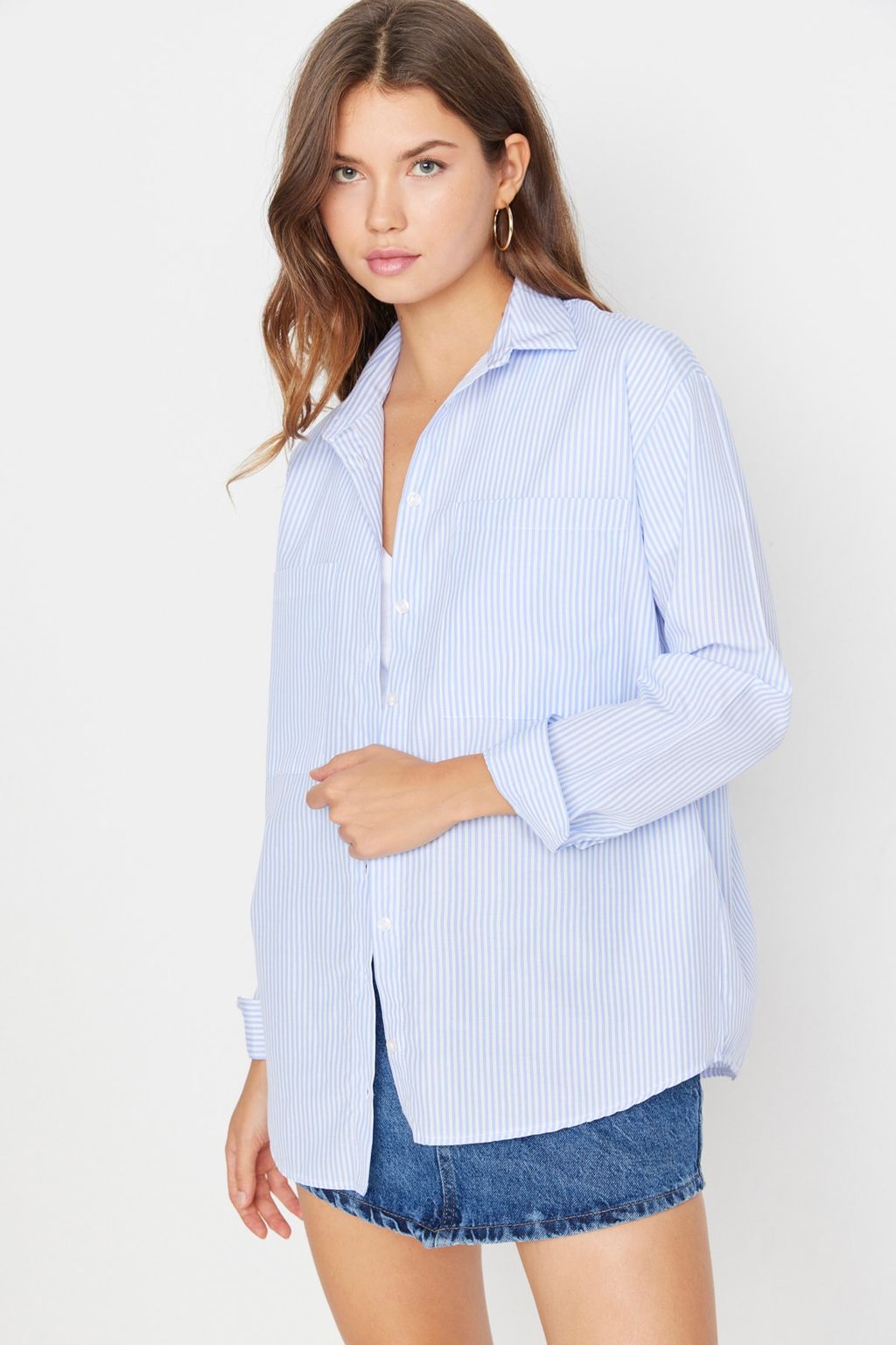 Mavi Cizgili Cep Detayl? Oversize/Genis Kal?p Dokuma Gomlek TWOAW23GO00359