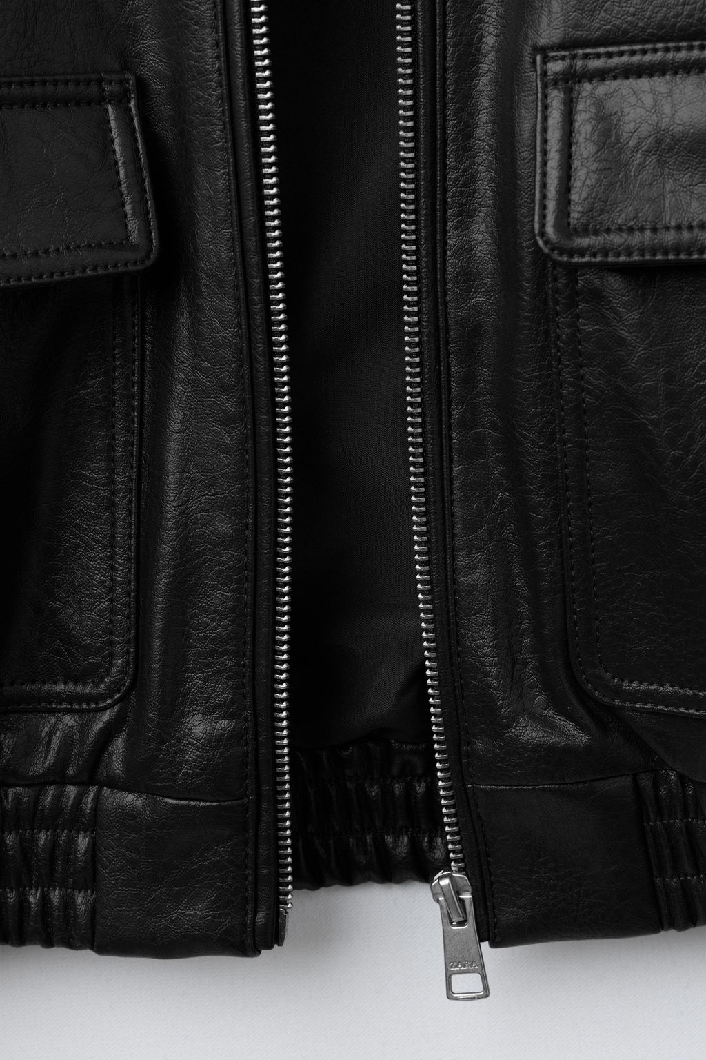 CAZADORA EFECTO PIEL BOLSILLOS / Negro